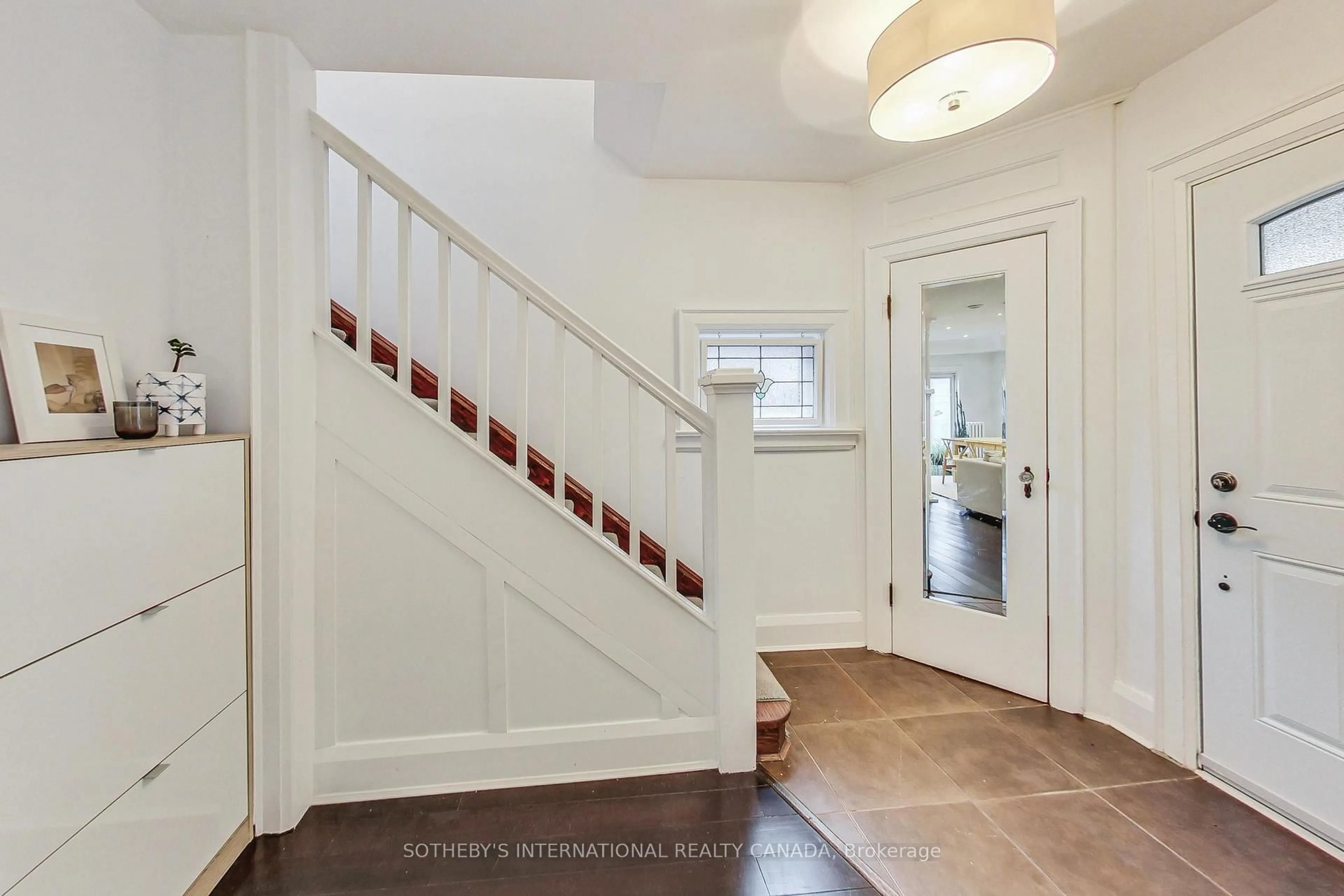 Indoor entryway for 141 Priscilla Ave, Toronto Ontario M6S 3W4