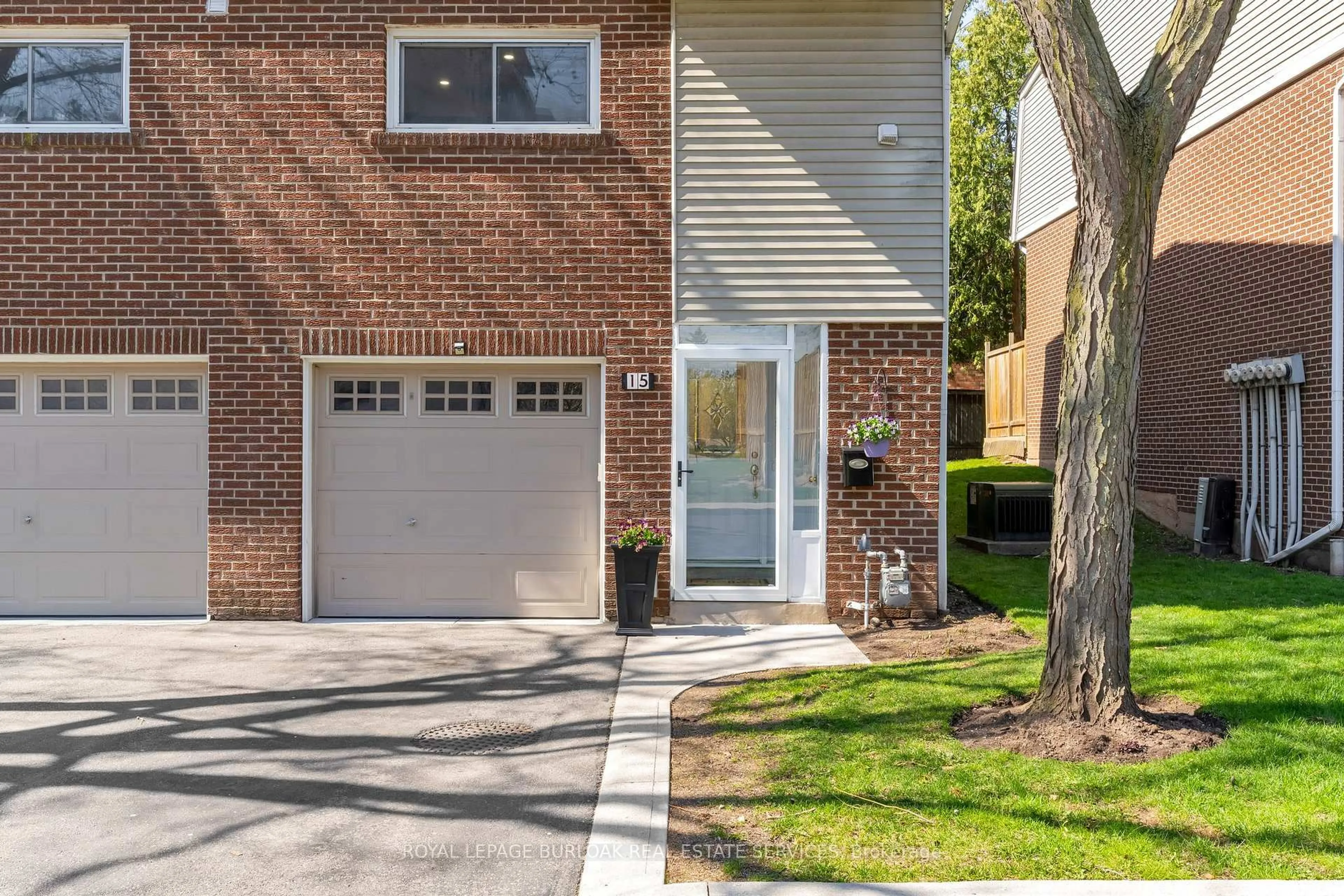 Home with brick exterior material, street for 960 Warwick Crt #15, Burlington Ontario L7T 4C5