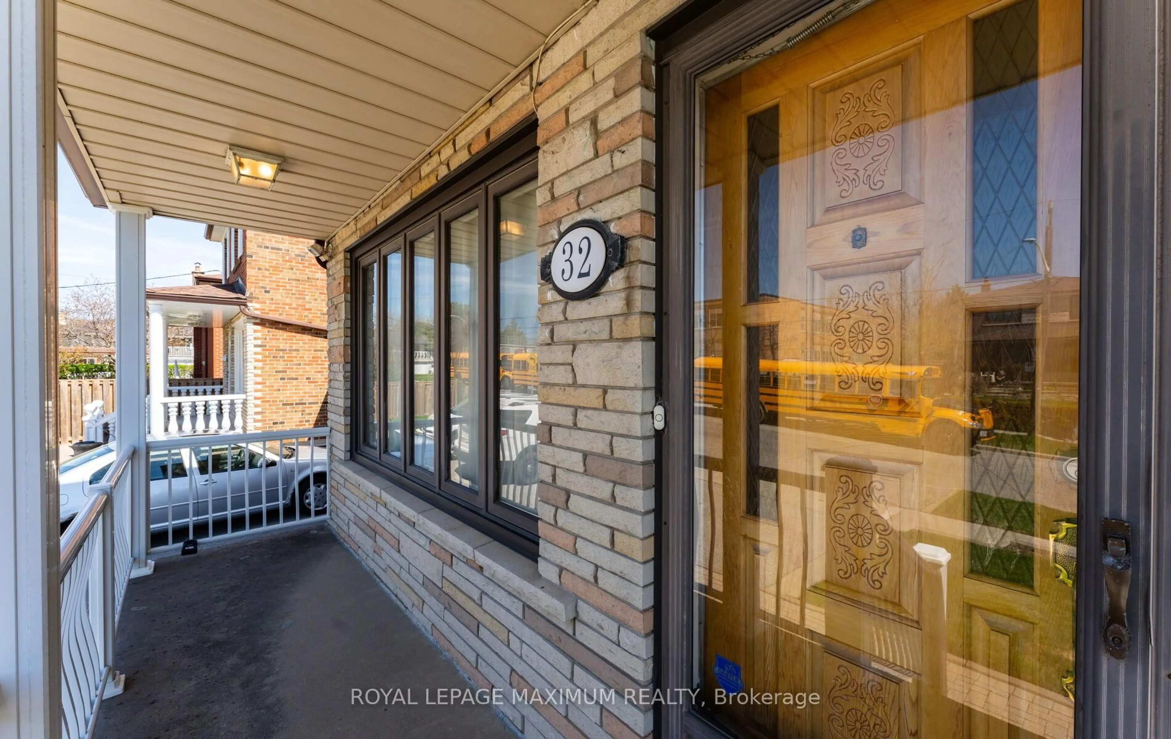 Indoor foyer for 32 Ianhall Rd, Toronto Ontario M3M 2B1