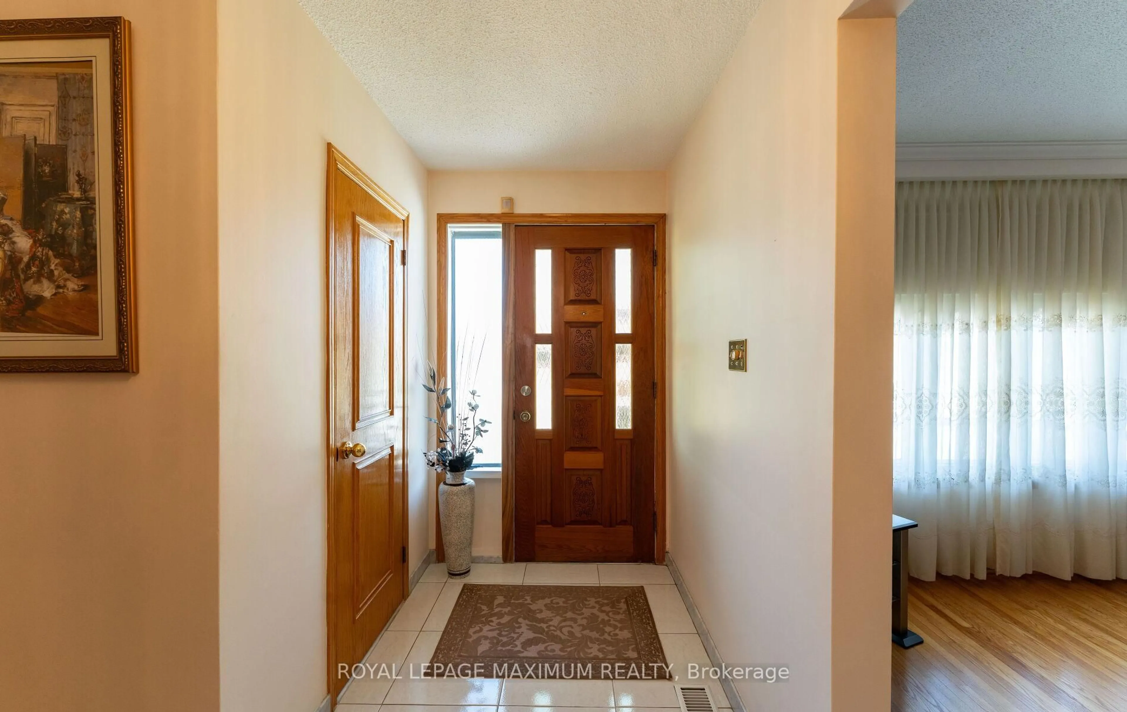 Indoor entryway for 32 Ianhall Rd, Toronto Ontario M3M 2B1