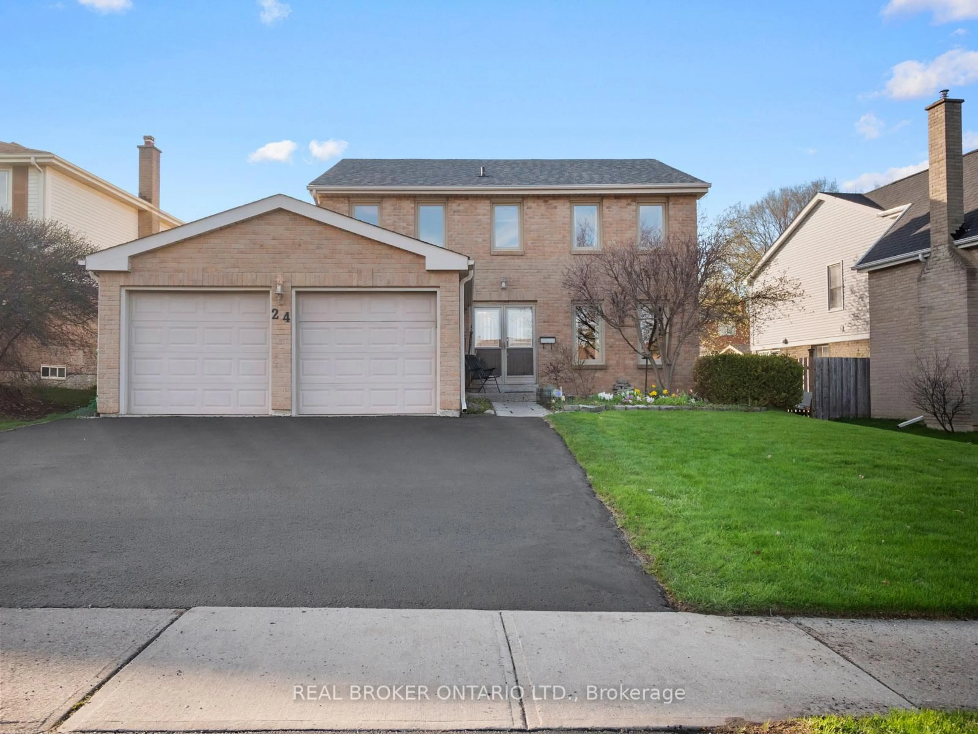 A pic from outside/outdoor area/front of a property/back of a property/a pic from drone, street for 24 Mansion St, Brampton Ontario L6S 3E2
