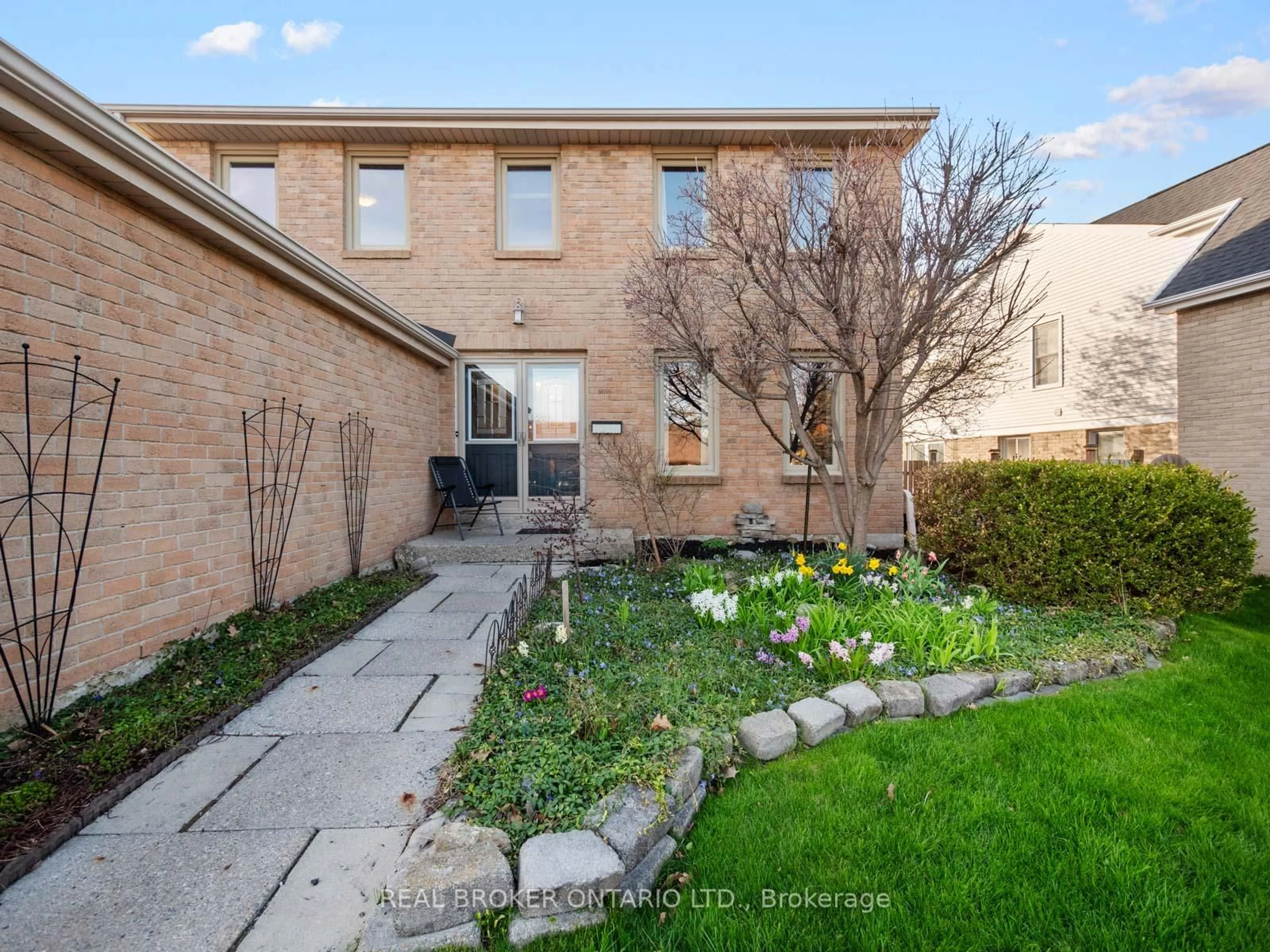 A pic from outside/outdoor area/front of a property/back of a property/a pic from drone, street for 24 Mansion St, Brampton Ontario L6S 3E2