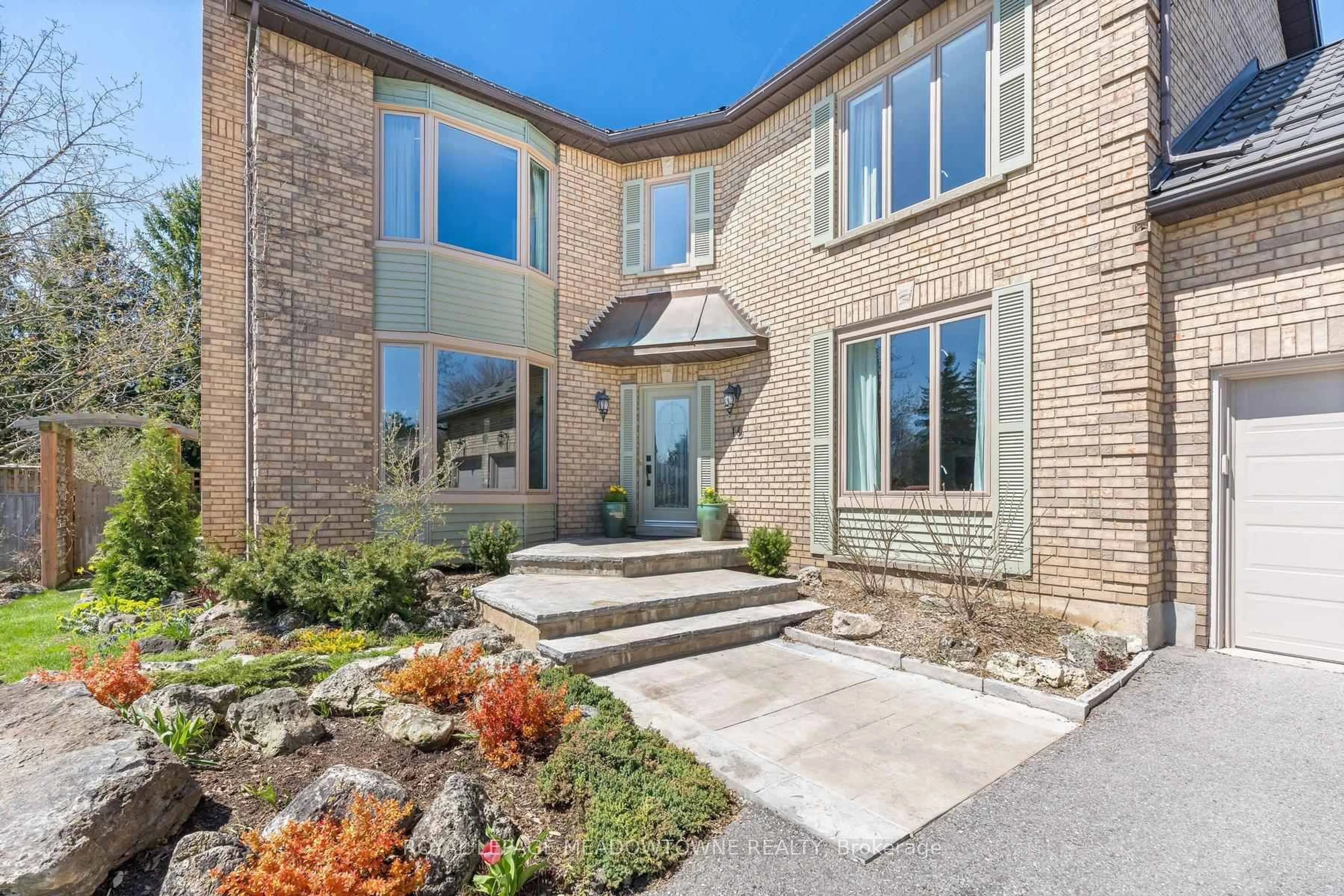 Home with brick exterior material, street for 16 Oak Ridge Dr, Halton Hills Ontario L7G 5G6