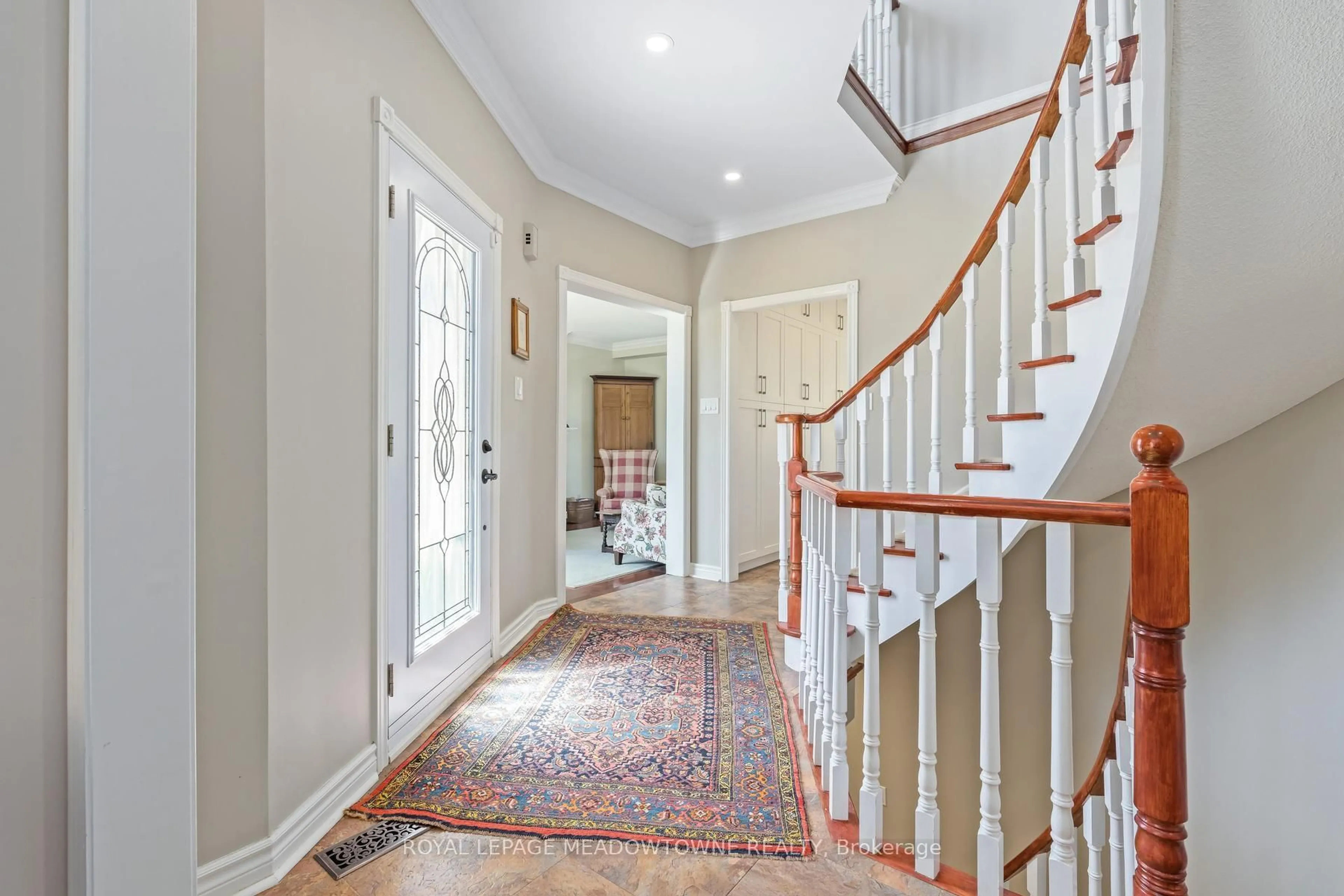 Indoor foyer for 16 Oak Ridge Dr, Halton Hills Ontario L7G 5G6