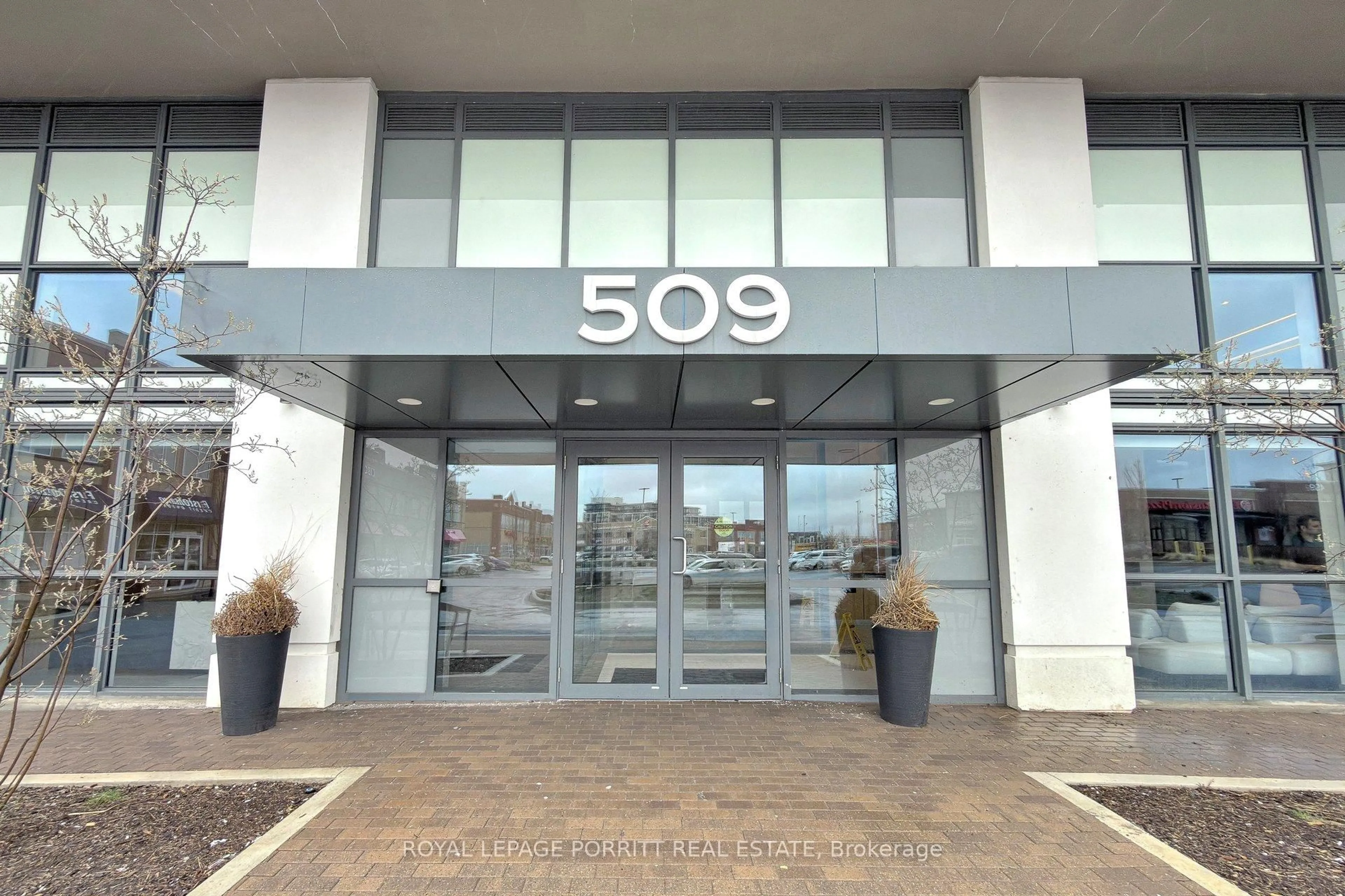 Indoor foyer for 509 Dundas St #604, Oakville Ontario L6M 5P4