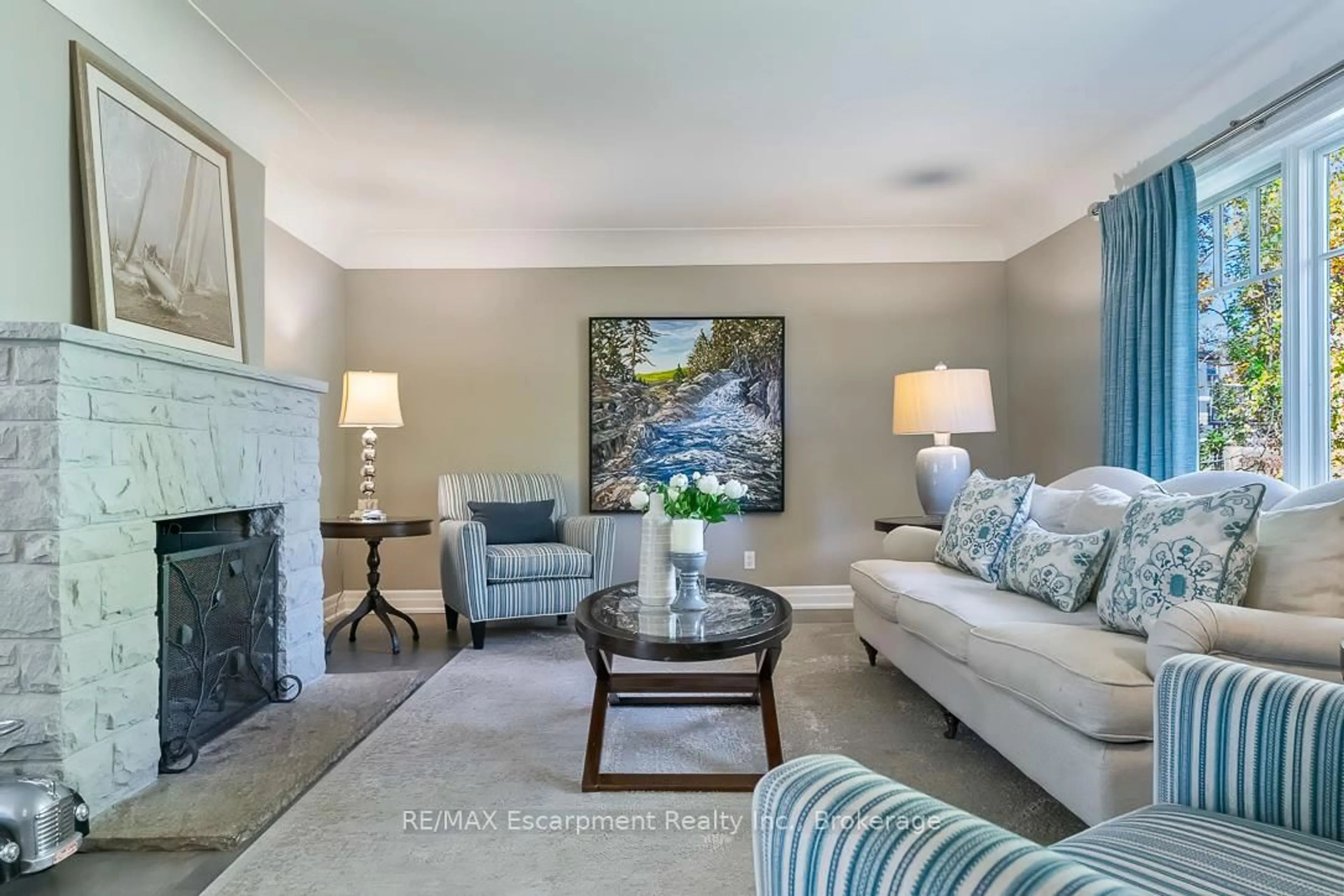 Living room with furniture, unknown for 278 Carolyn Dr, Oakville Ontario L6K 3M6