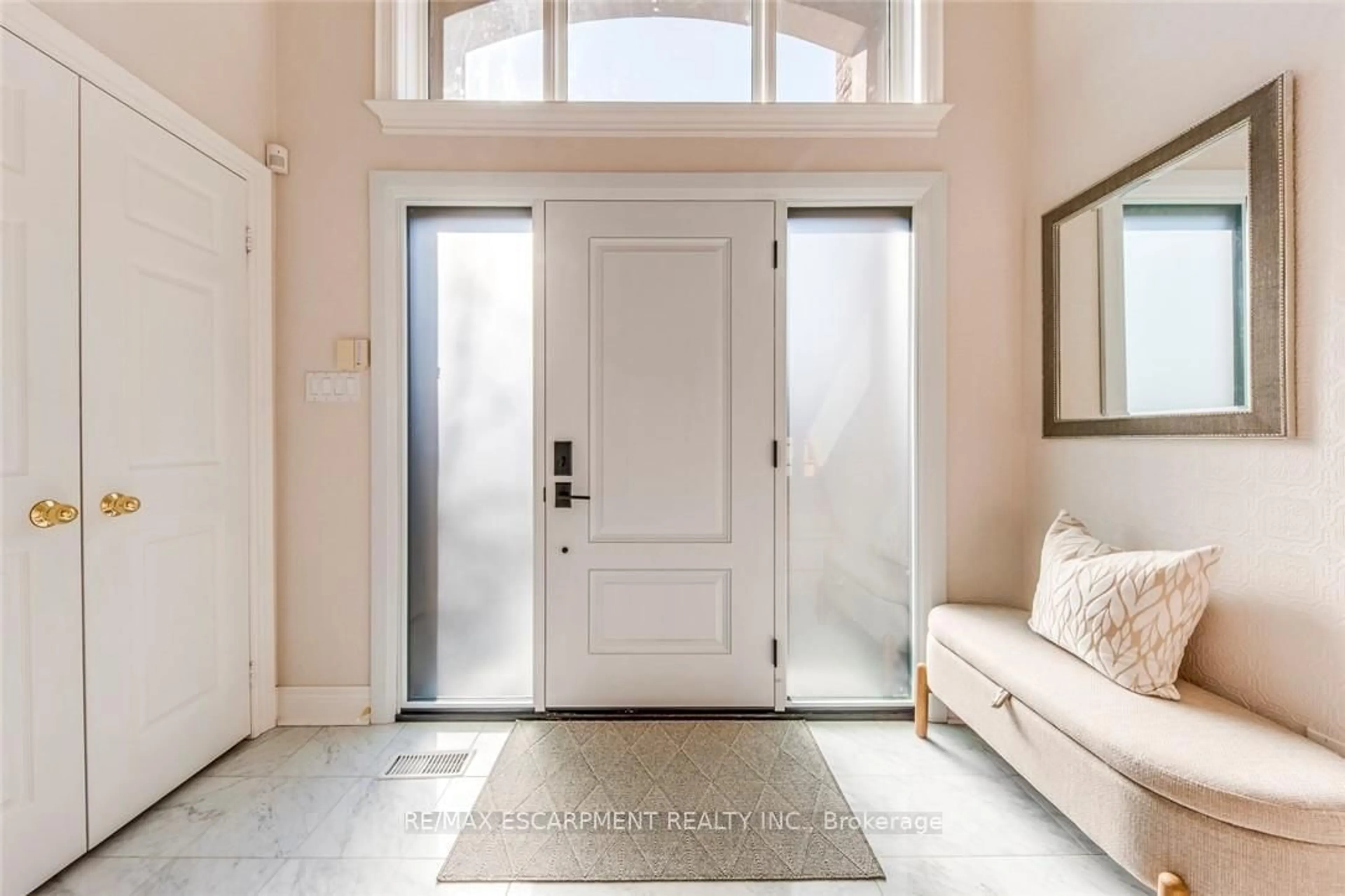 Indoor entryway for 2303 HILL RIDGE Crt #5, Oakville Ontario L6M 3N3
