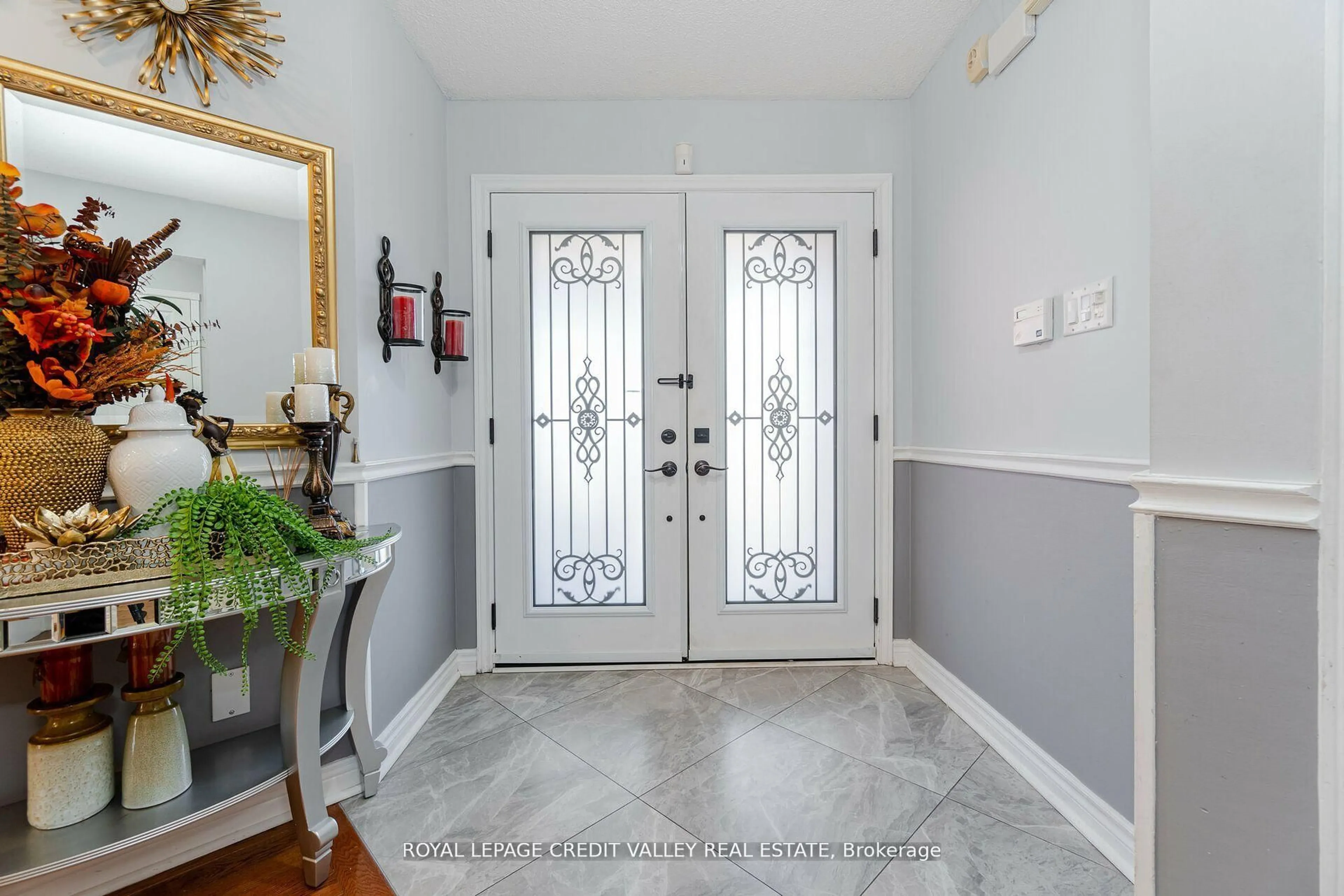 Indoor entryway for 103 Vivians Cres, Brampton Ontario L6Y 4V4