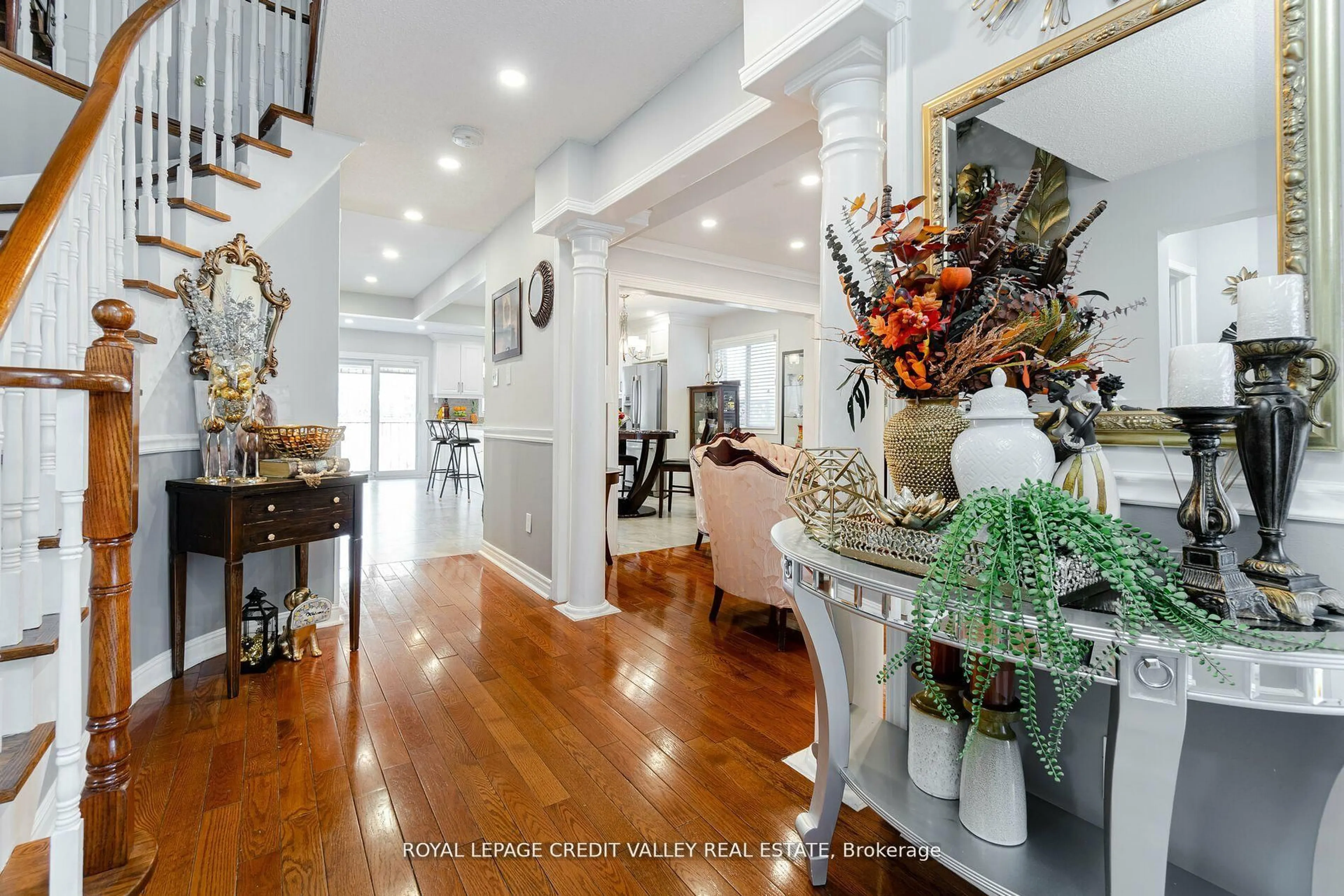 Indoor entryway for 103 Vivians Cres, Brampton Ontario L6Y 4V4