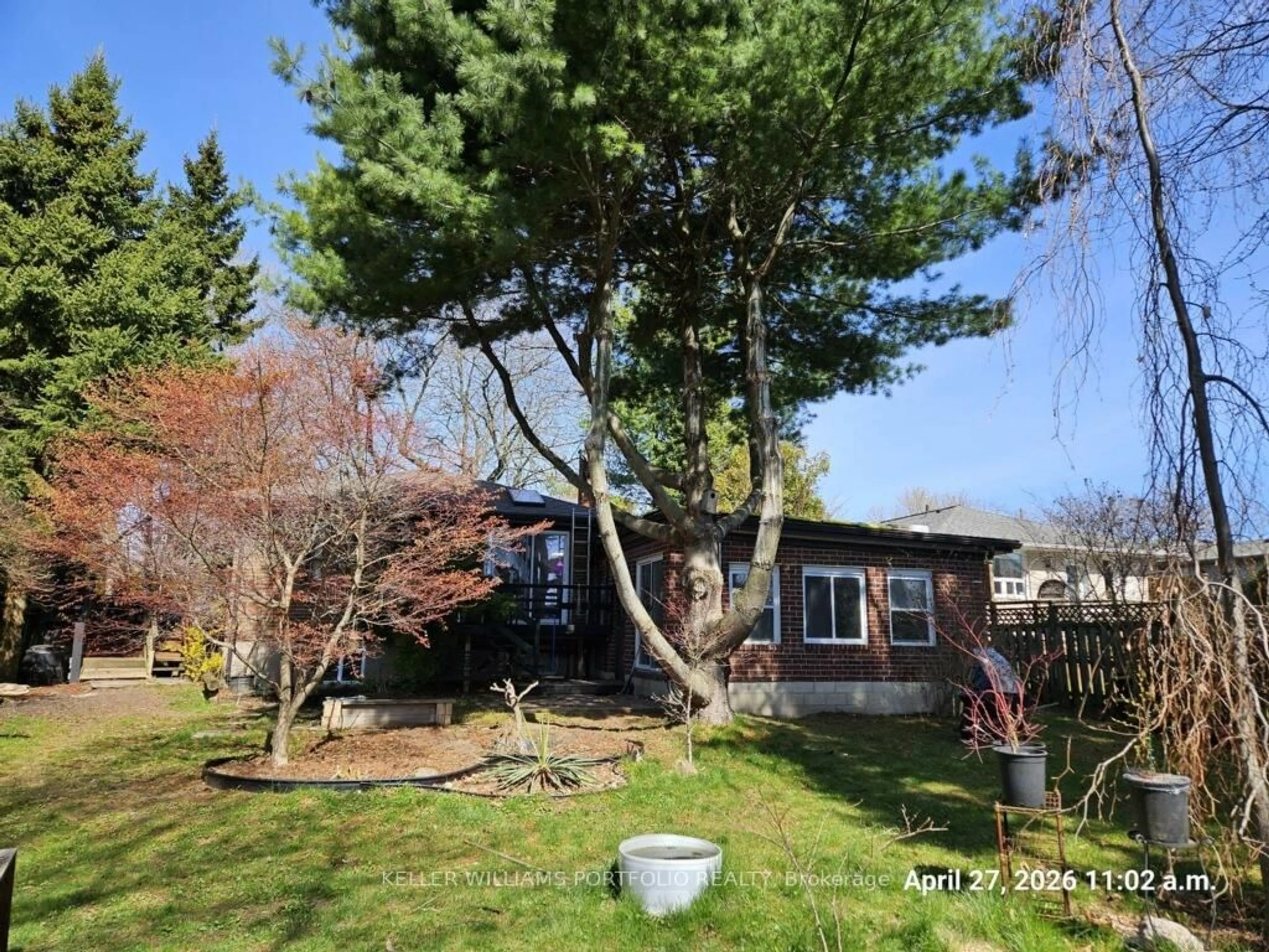 A pic from outside/outdoor area/front of a property/back of a property/a pic from drone, unknown for 1228 St Mary's Ave, Mississauga Ontario L5E 1H7