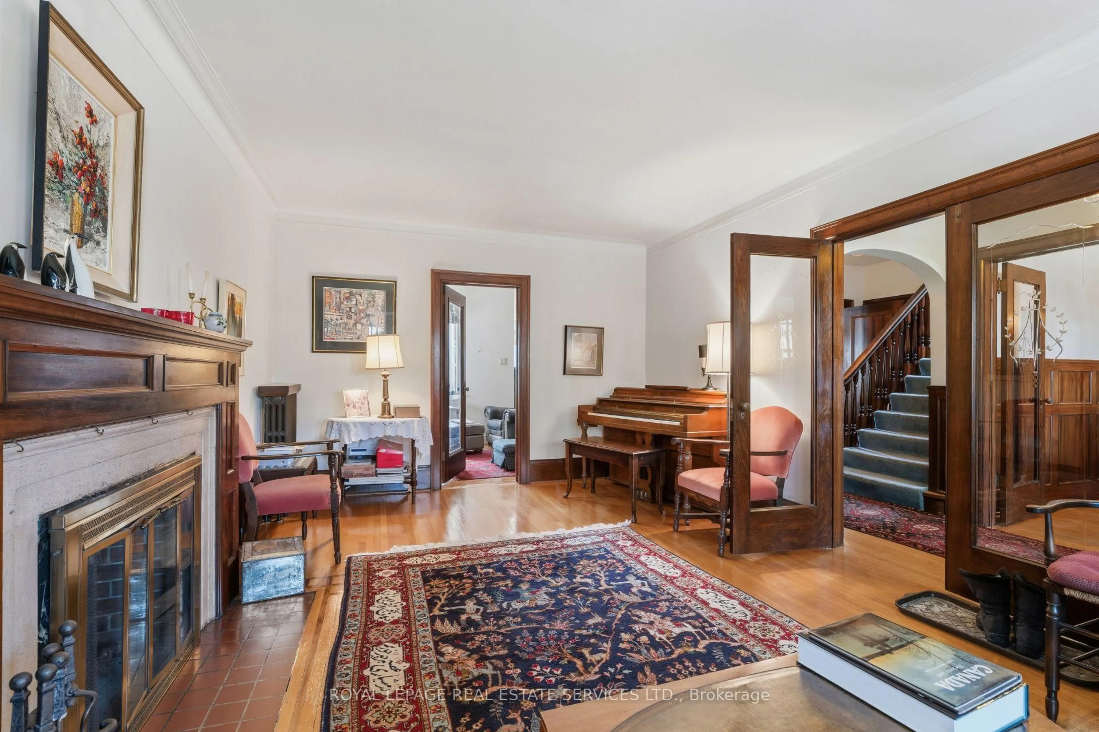 Indoor foyer for 17 Kings Lynn Rd, Toronto Ontario M8X 2M9