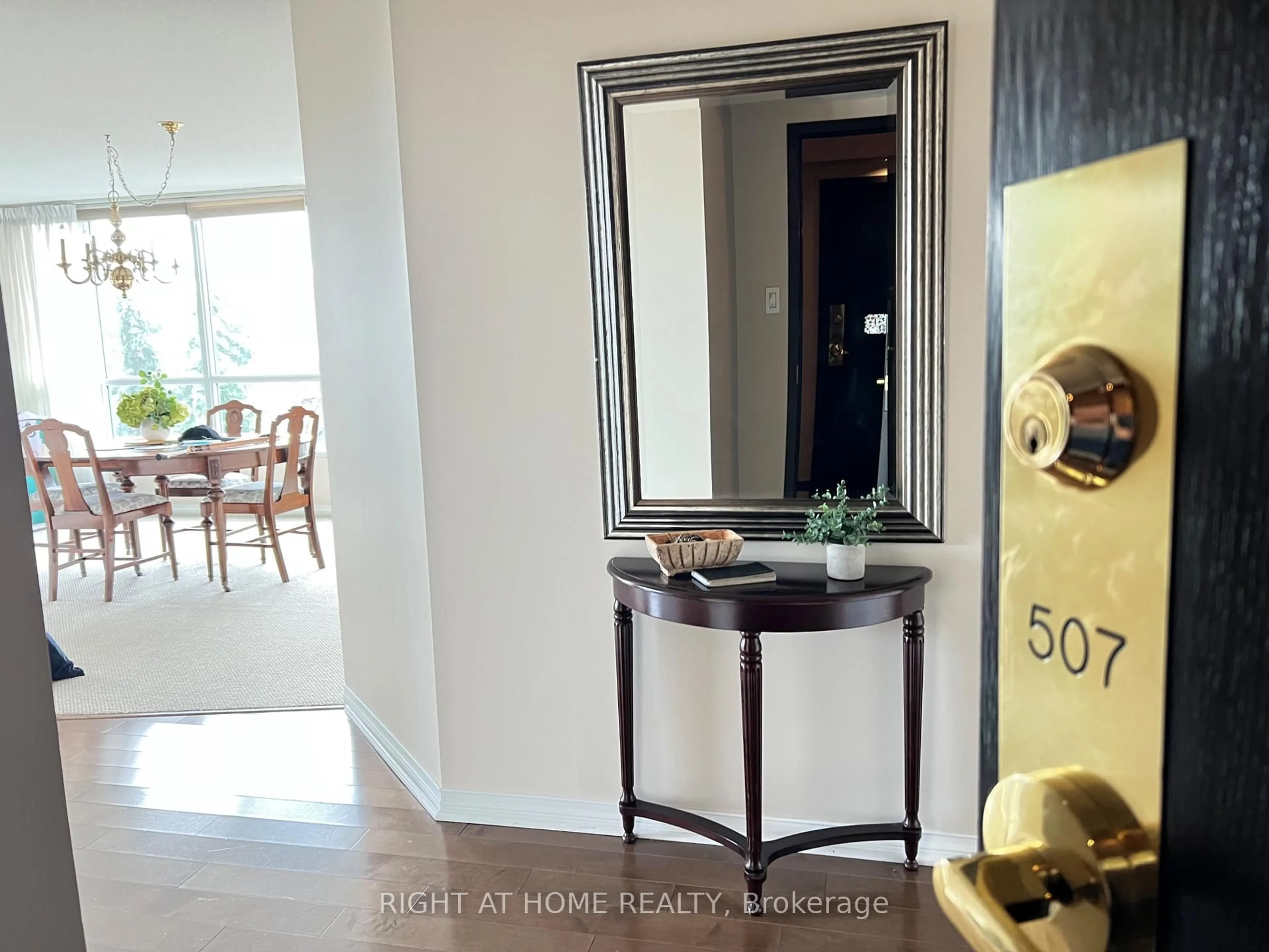 Indoor entryway for 100 Millside Dr, Milton Ontario L9T 5E2