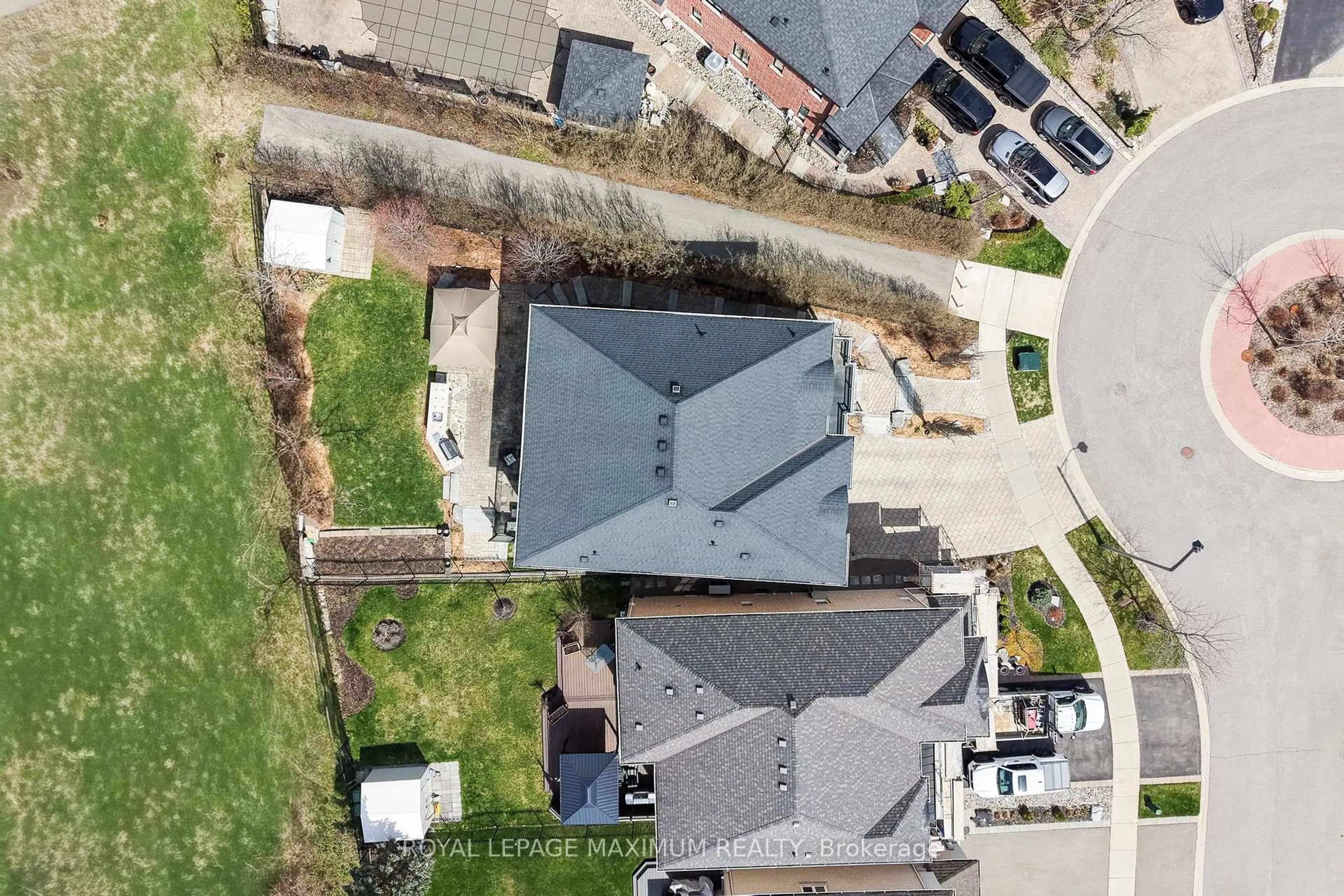 A pic from outside/outdoor area/front of a property/back of a property/a pic from drone, street for 89 Silvervalley Crt, Caledon Ontario L7E 2Z1