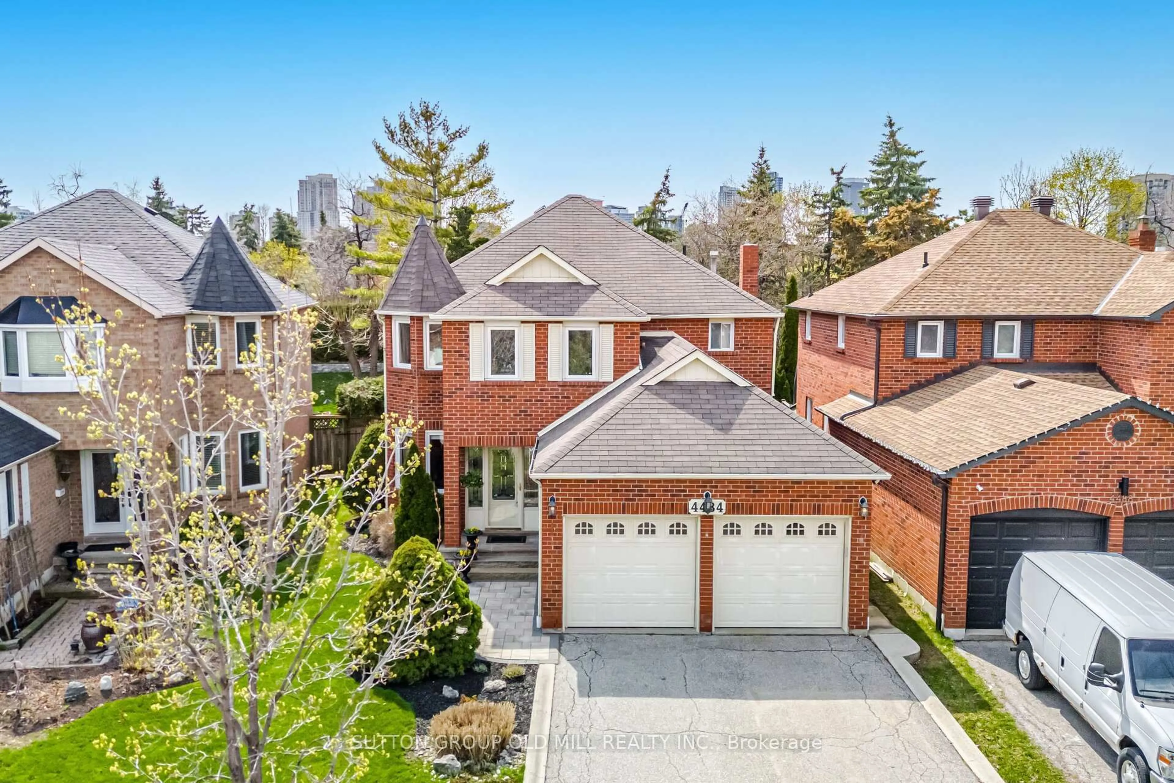 A pic from outside/outdoor area/front of a property/back of a property/a pic from drone, street for 4484 Gullfoot Circ, Mississauga Ontario L4Z 2J2