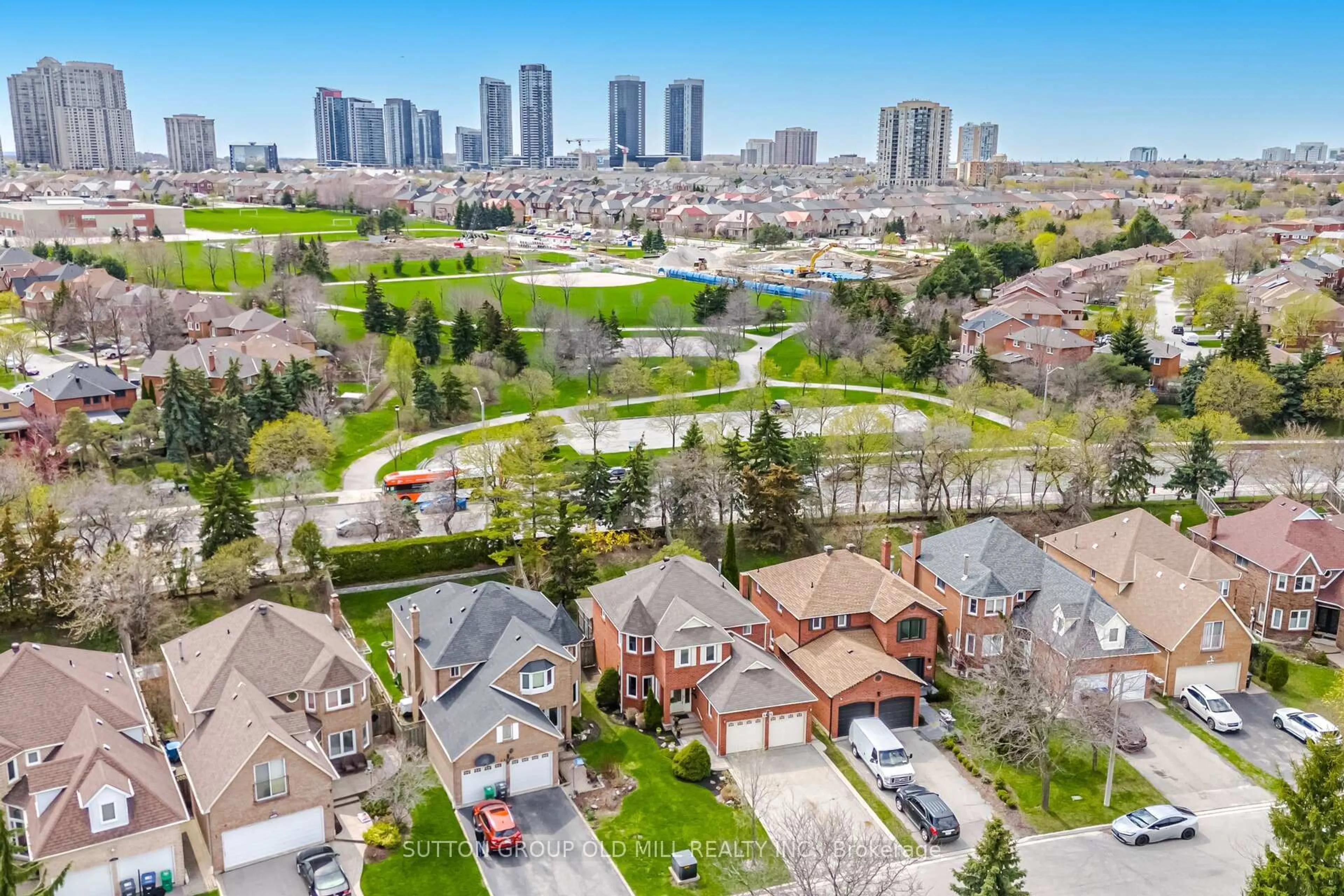 A pic from outside/outdoor area/front of a property/back of a property/a pic from drone, city buildings view from balcony for 4484 Gullfoot Circ, Mississauga Ontario L4Z 2J2