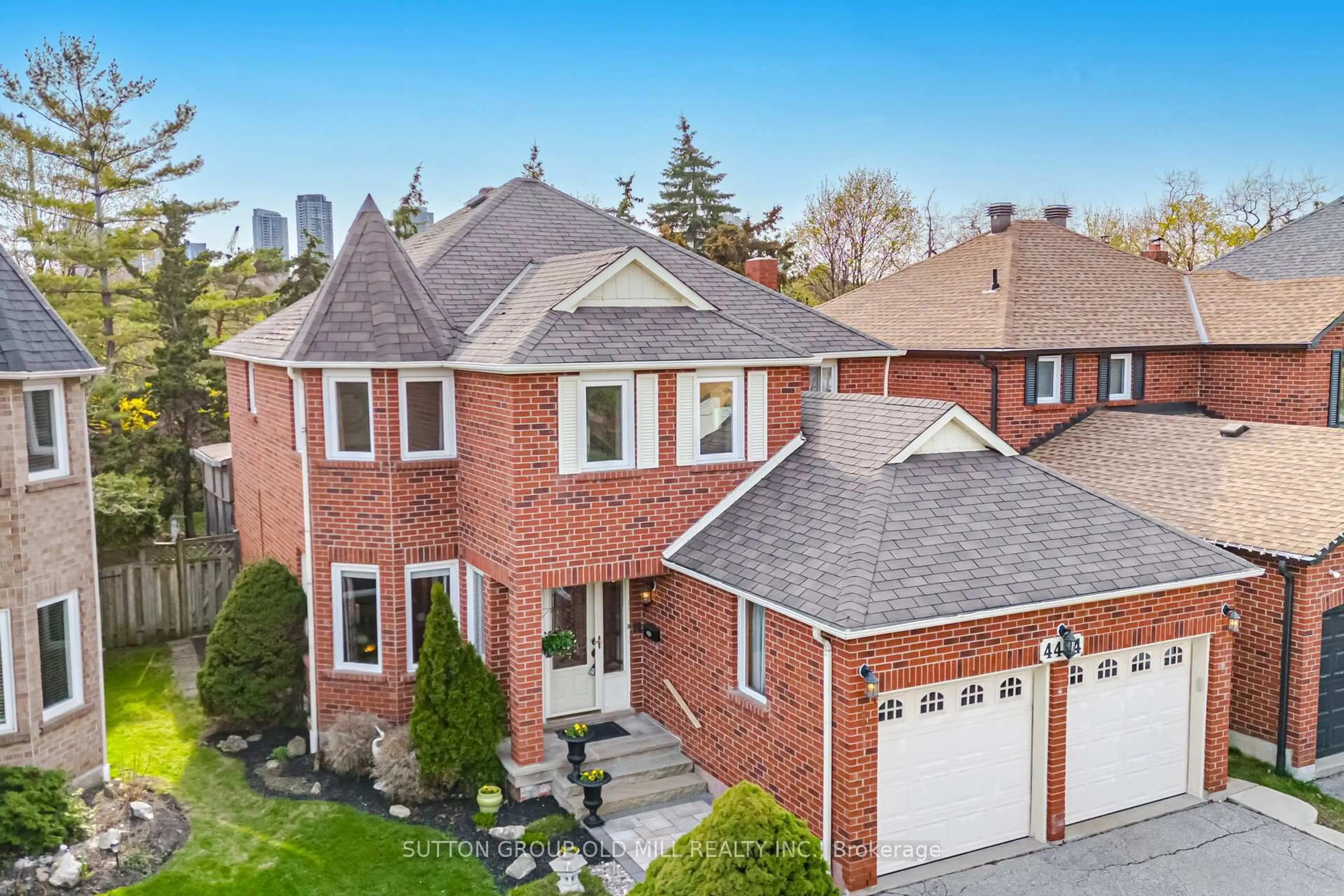 A pic from outside/outdoor area/front of a property/back of a property/a pic from drone, street for 4484 Gullfoot Circ, Mississauga Ontario L4Z 2J2
