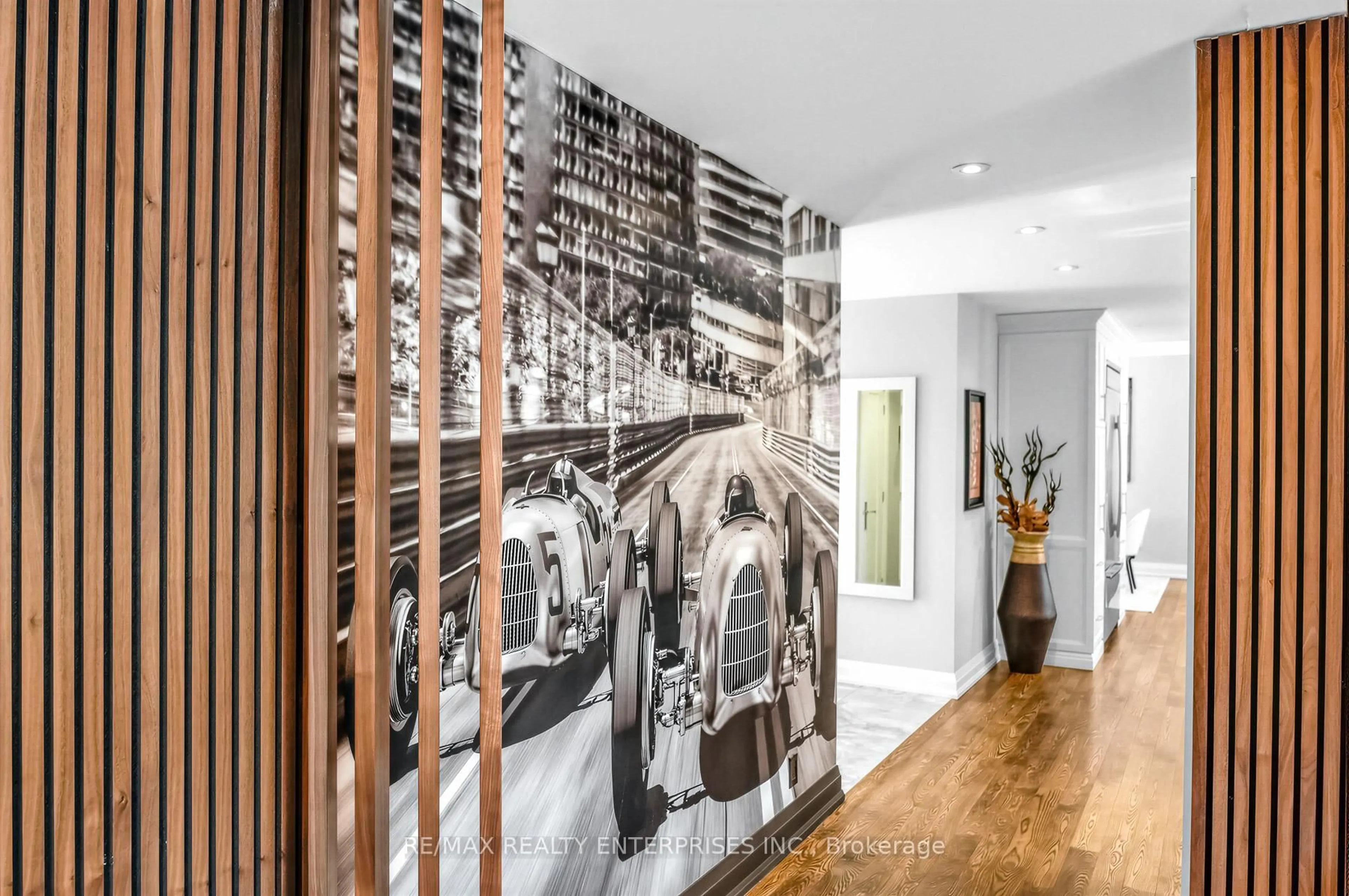 Indoor entryway for 315 Swinburne Rd, Burlington Ontario L7N 1Z9