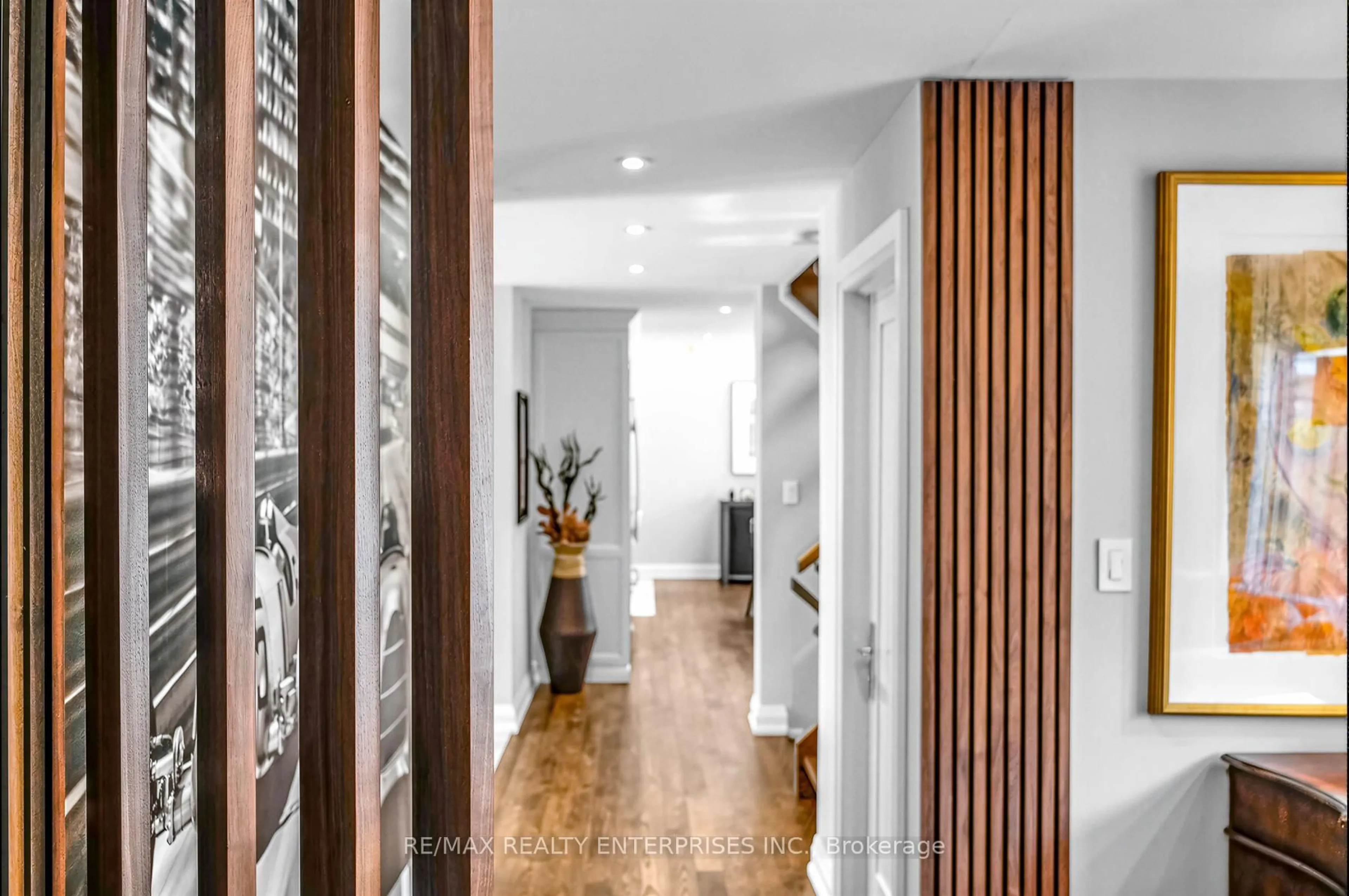 Indoor entryway for 315 Swinburne Rd, Burlington Ontario L7N 1Z9