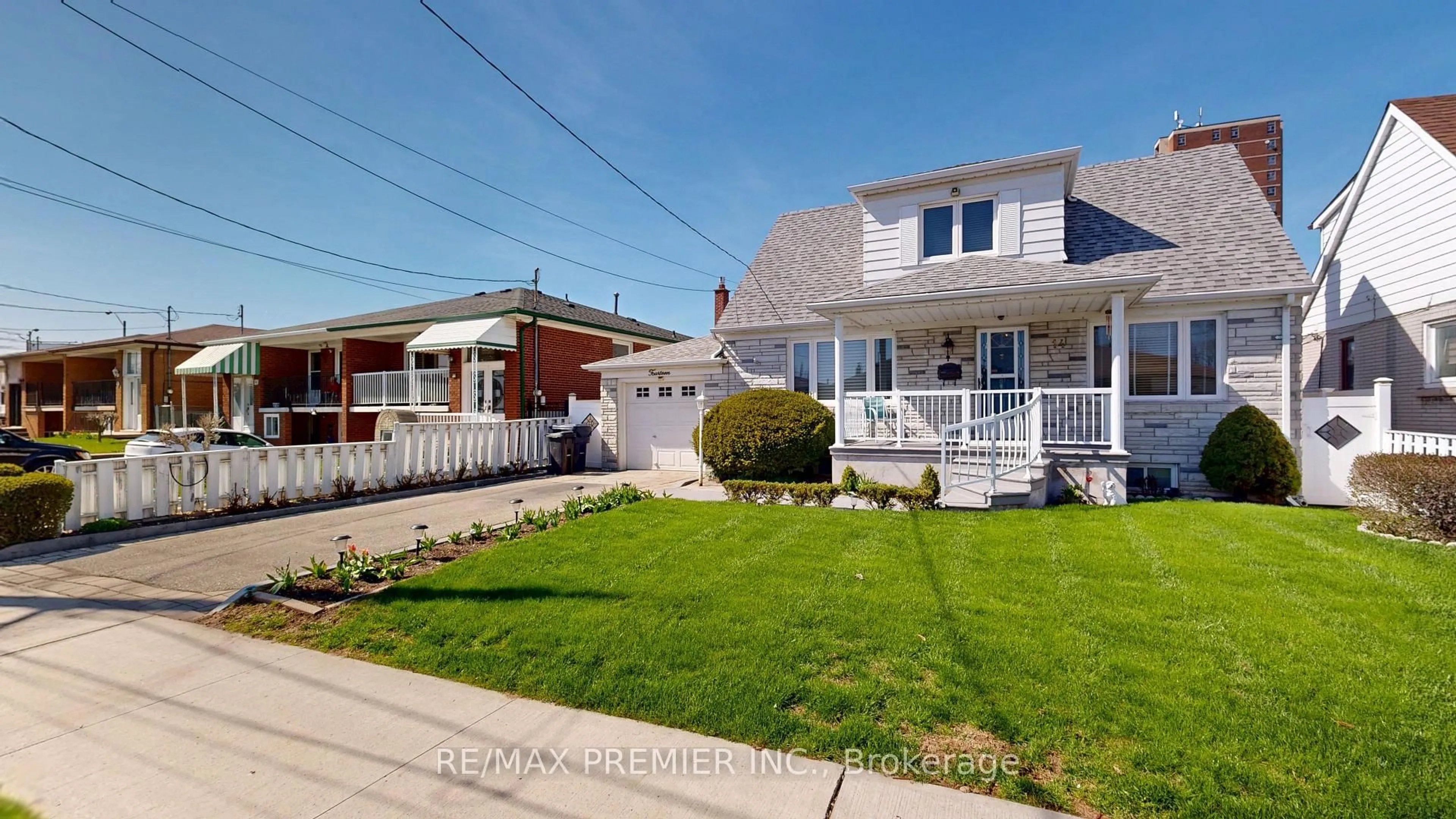 A pic from outside/outdoor area/front of a property/back of a property/a pic from drone, street for 14 Beckett Ave, Toronto Ontario M6L 2B1