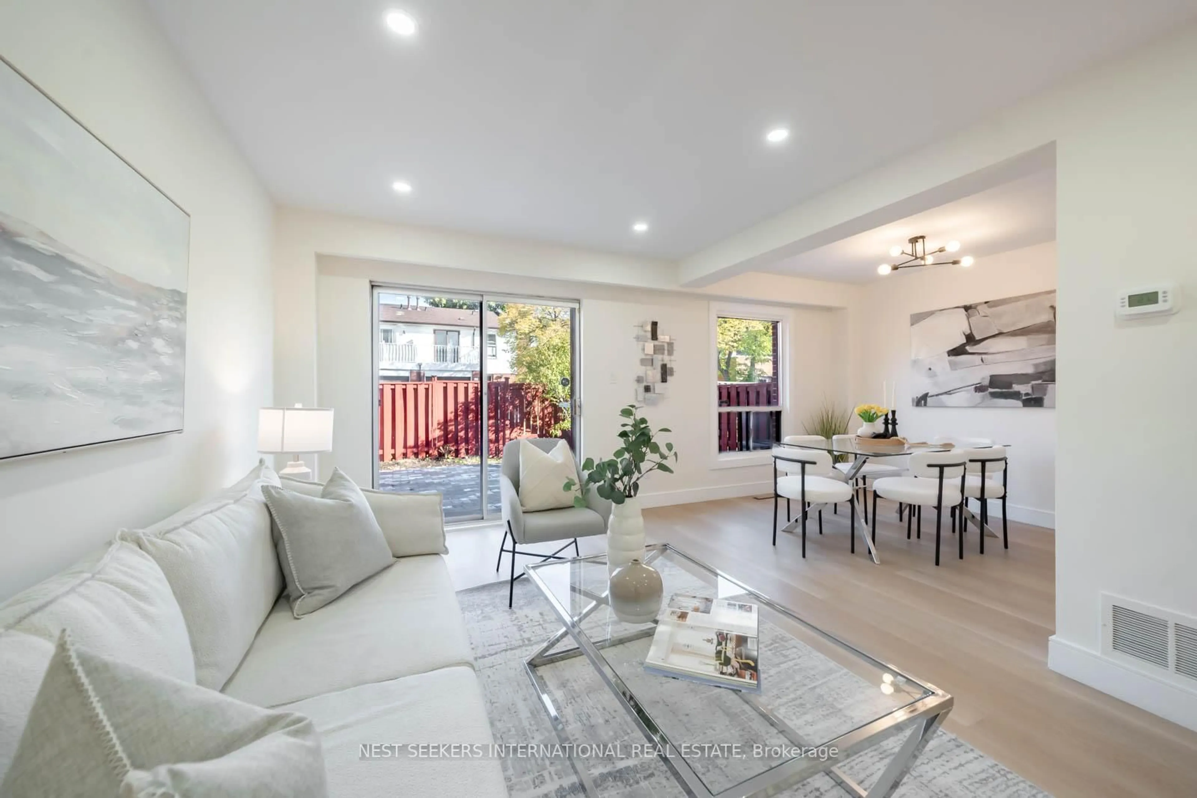 Living room with furniture, unknown for 3430 Brandon Gate Dr #23, Mississauga Ontario L4T 3T4