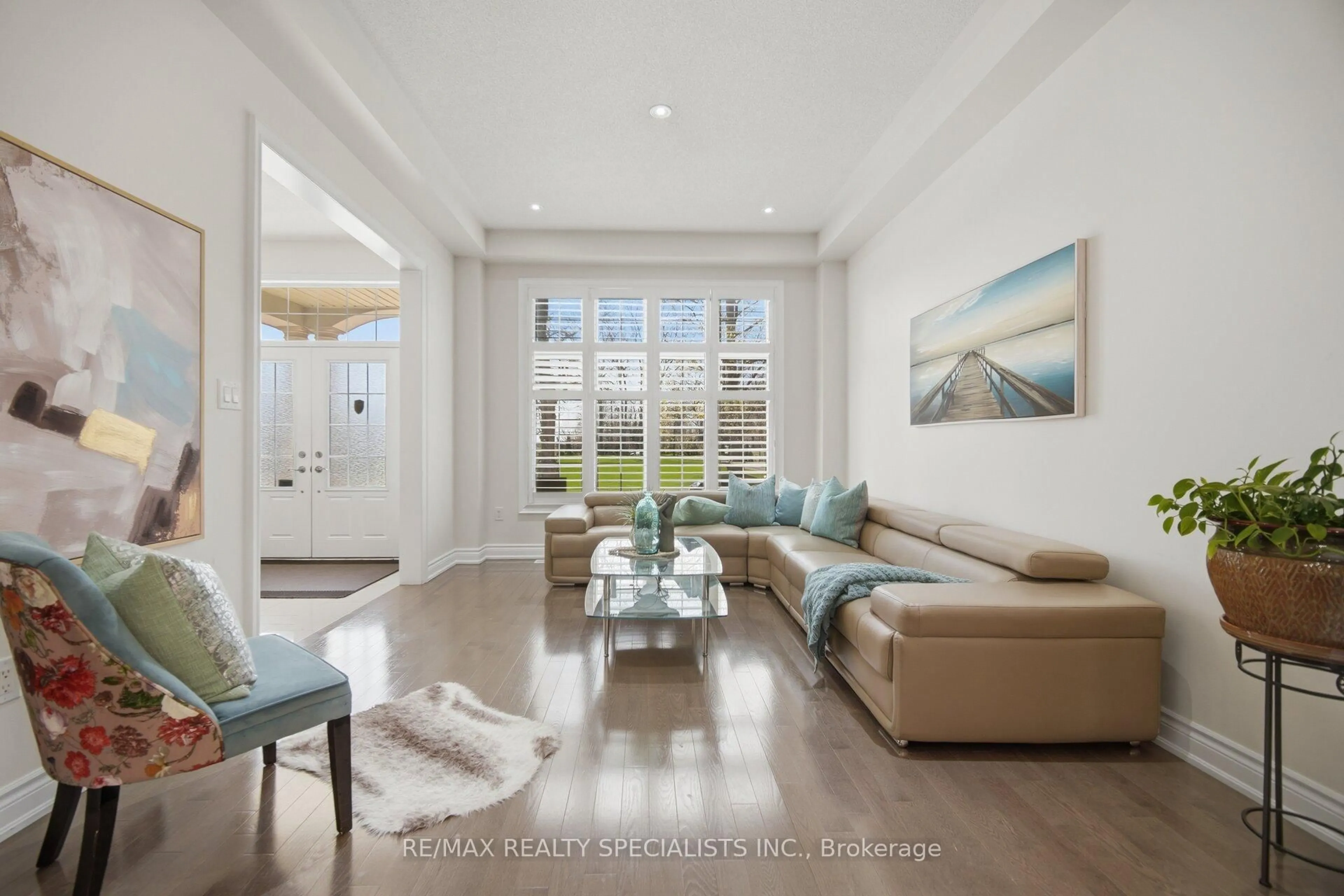 Living room with furniture, ceramic/tile floor for 8835 Creditview Rd, Brampton Ontario L6Y 0X3