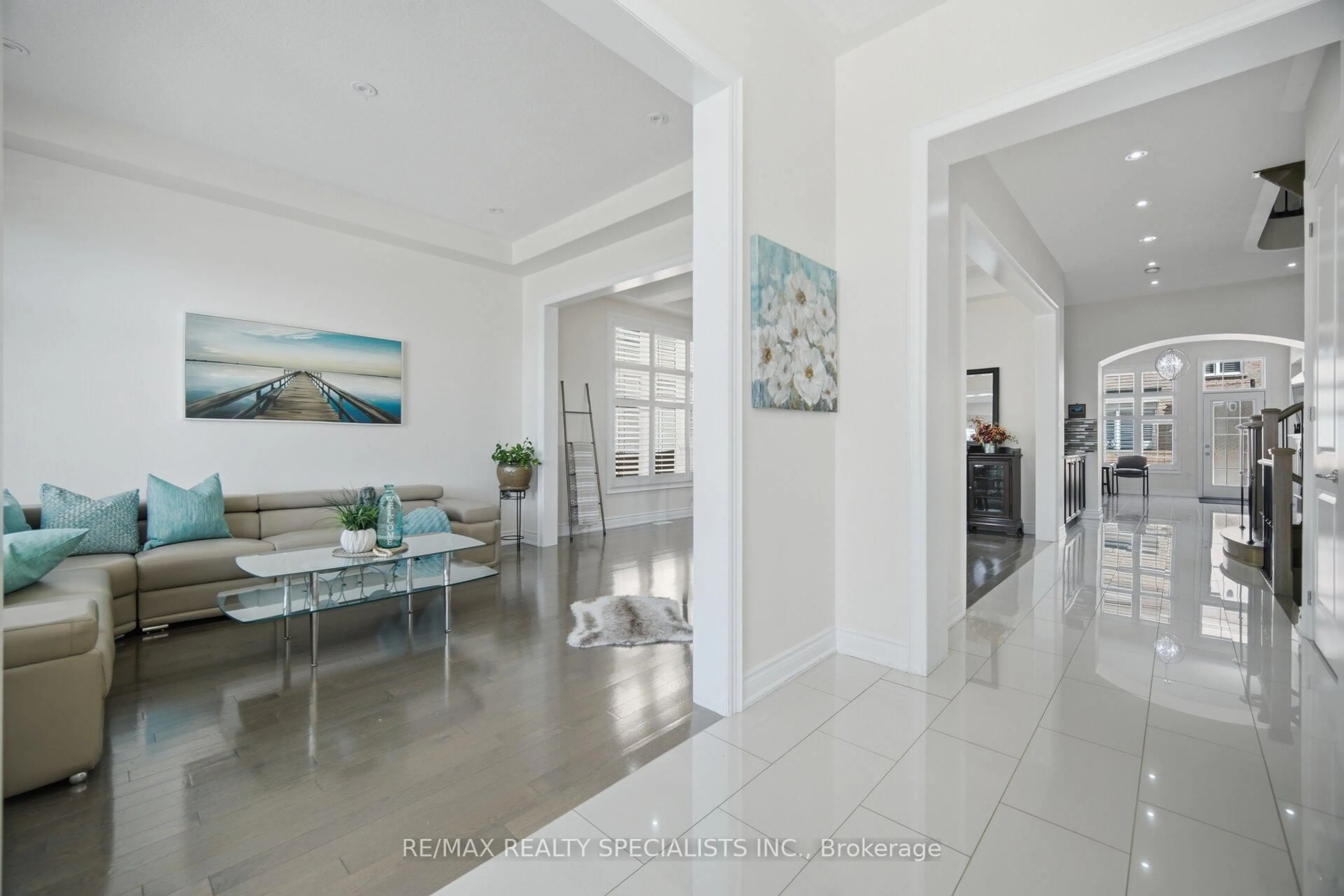 Indoor foyer for 8835 Creditview Rd, Brampton Ontario L6Y 0X3