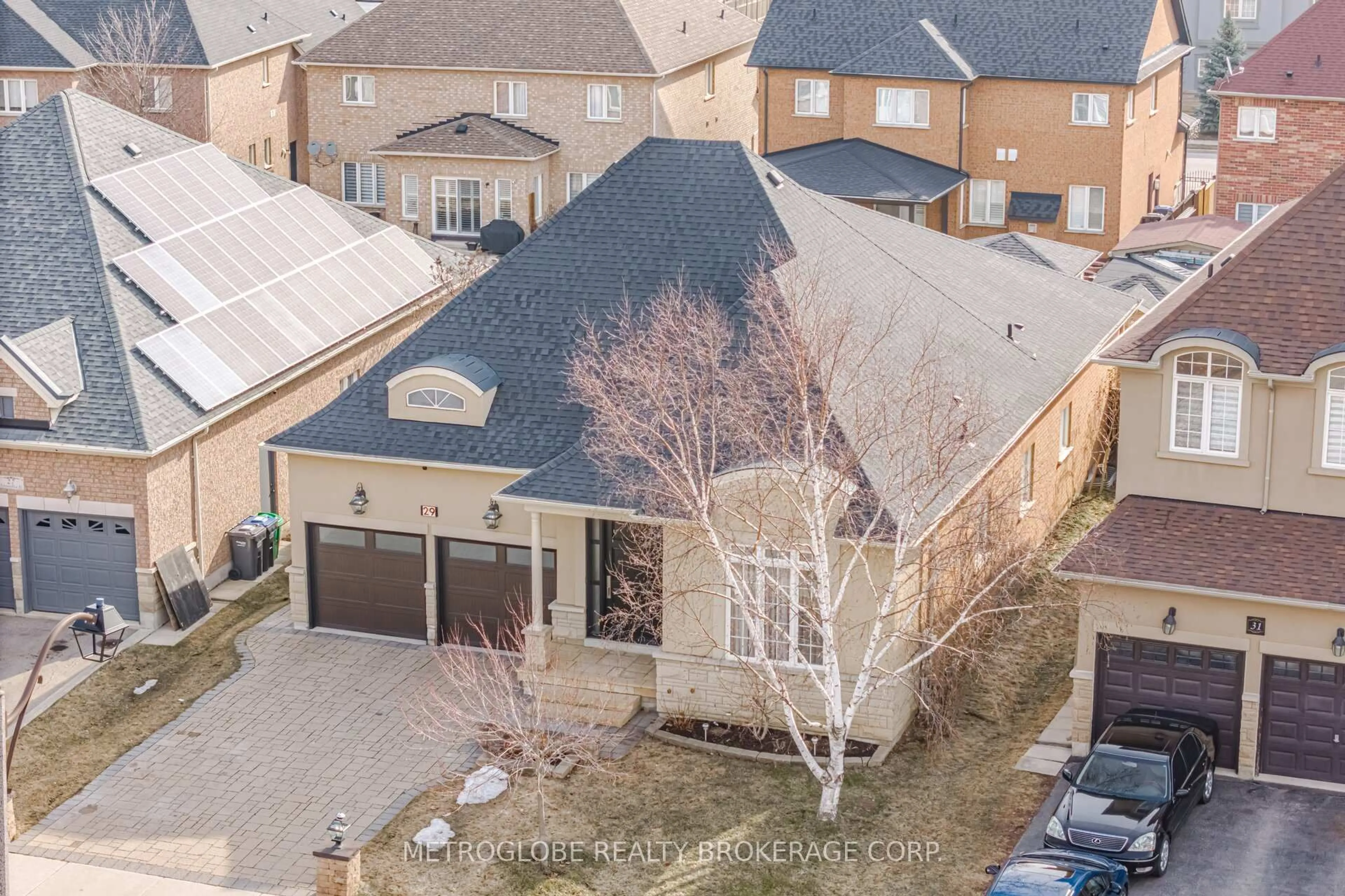 A pic from outside/outdoor area/front of a property/back of a property/a pic from drone, street for 29 Fontainebleu Rd, Brampton Ontario L6P 1Z1
