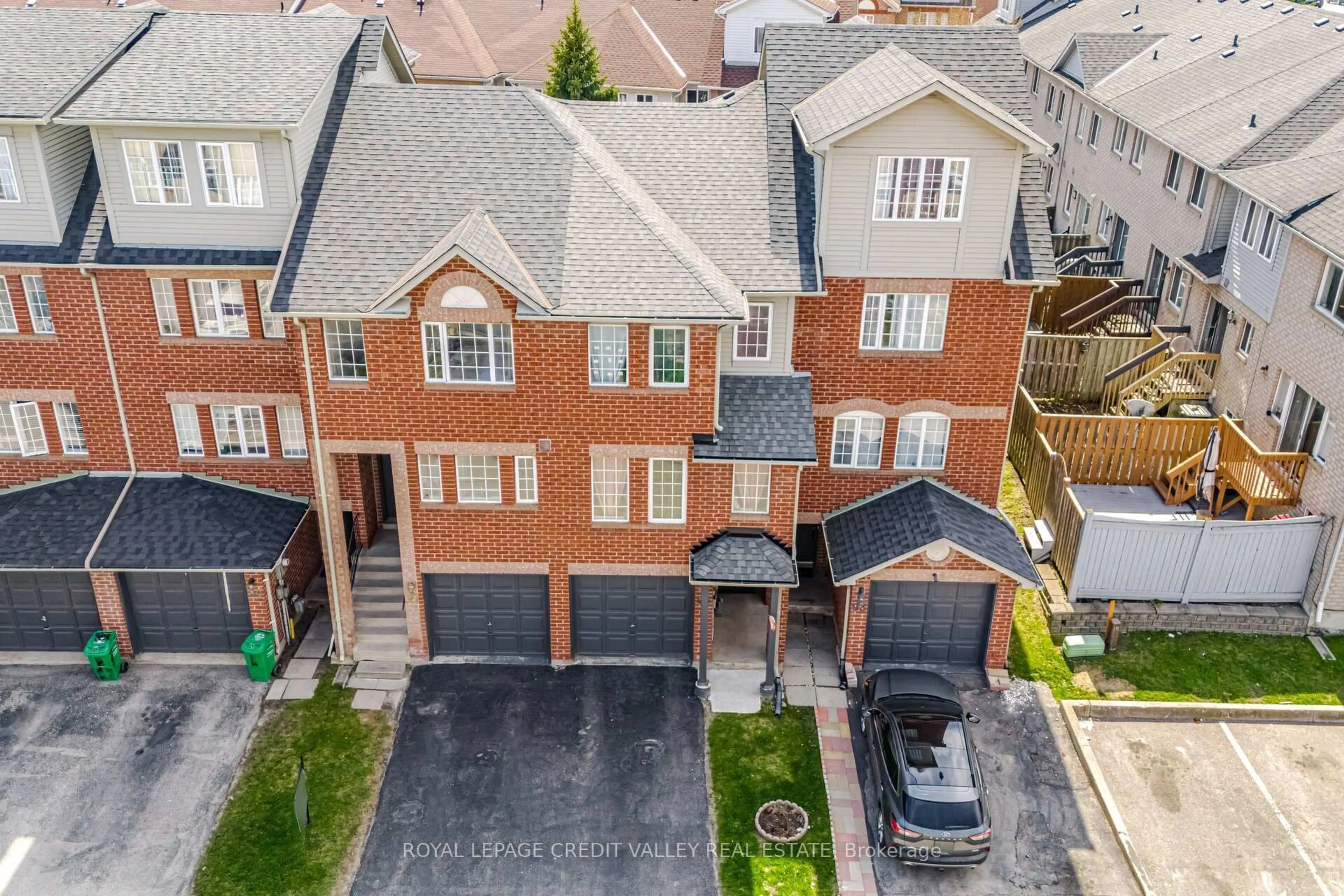 A pic from outside/outdoor area/front of a property/back of a property/a pic from drone, street for 95 Spadina Rd, Brampton Ontario L6X 4X6