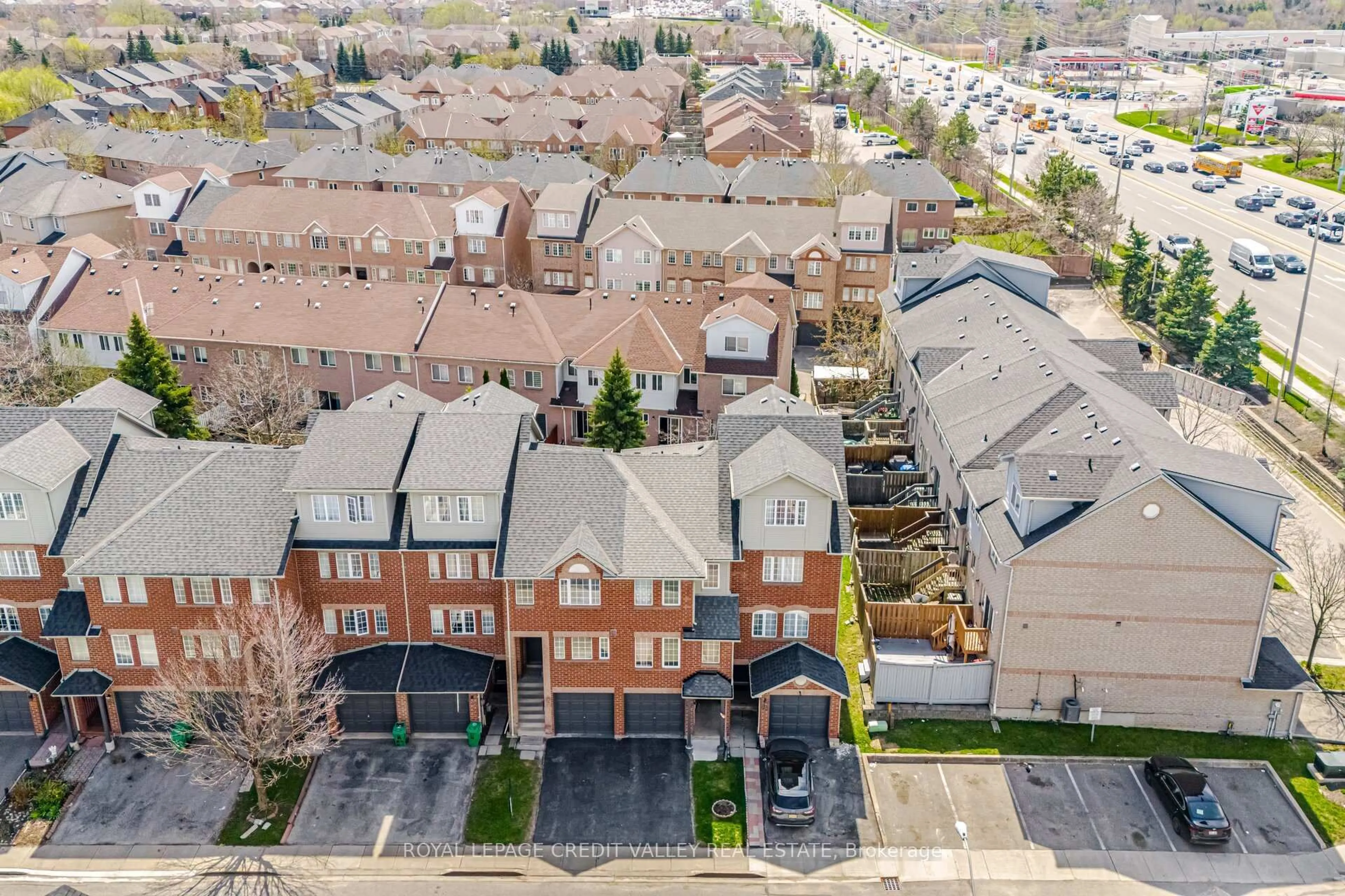 A pic from outside/outdoor area/front of a property/back of a property/a pic from drone, street for 95 Spadina Rd, Brampton Ontario L6X 4X6