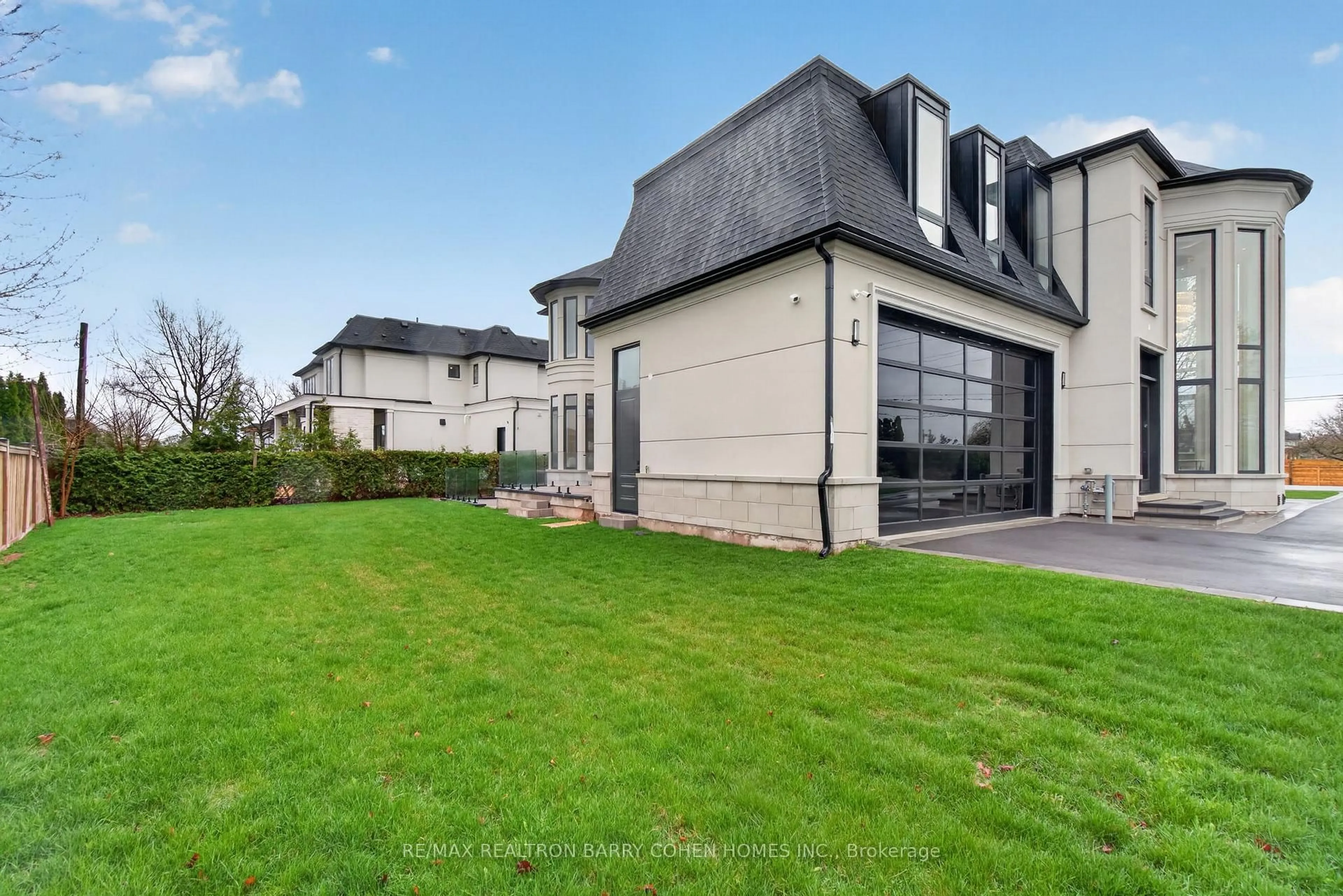 A pic from outside/outdoor area/front of a property/back of a property/a pic from drone, street for 321 Morden Rd, Oakville Ontario L6K 2S6