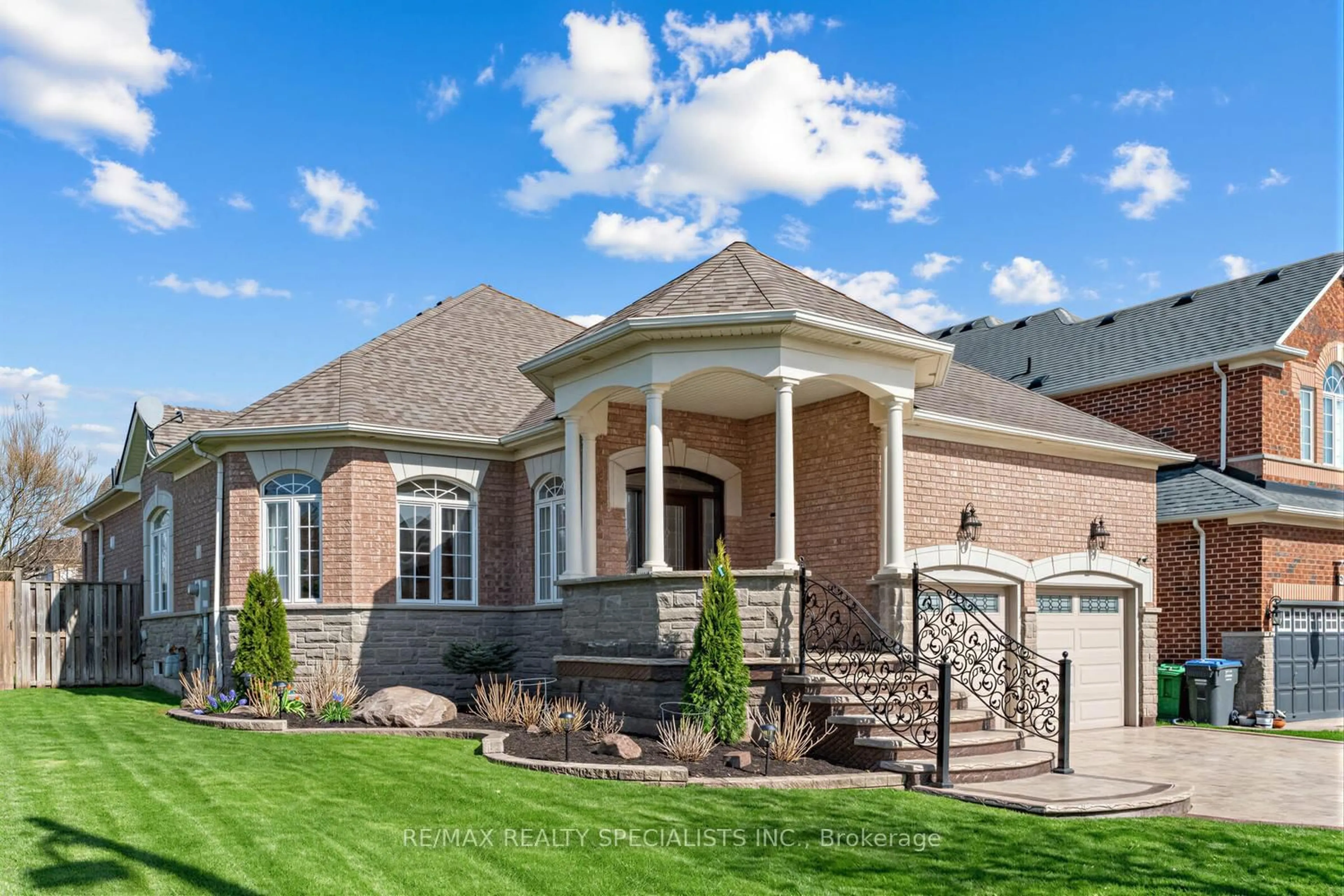 Home with brick exterior material, street for 946 Brass Winds Pl, Mississauga Ontario L5W 1T1