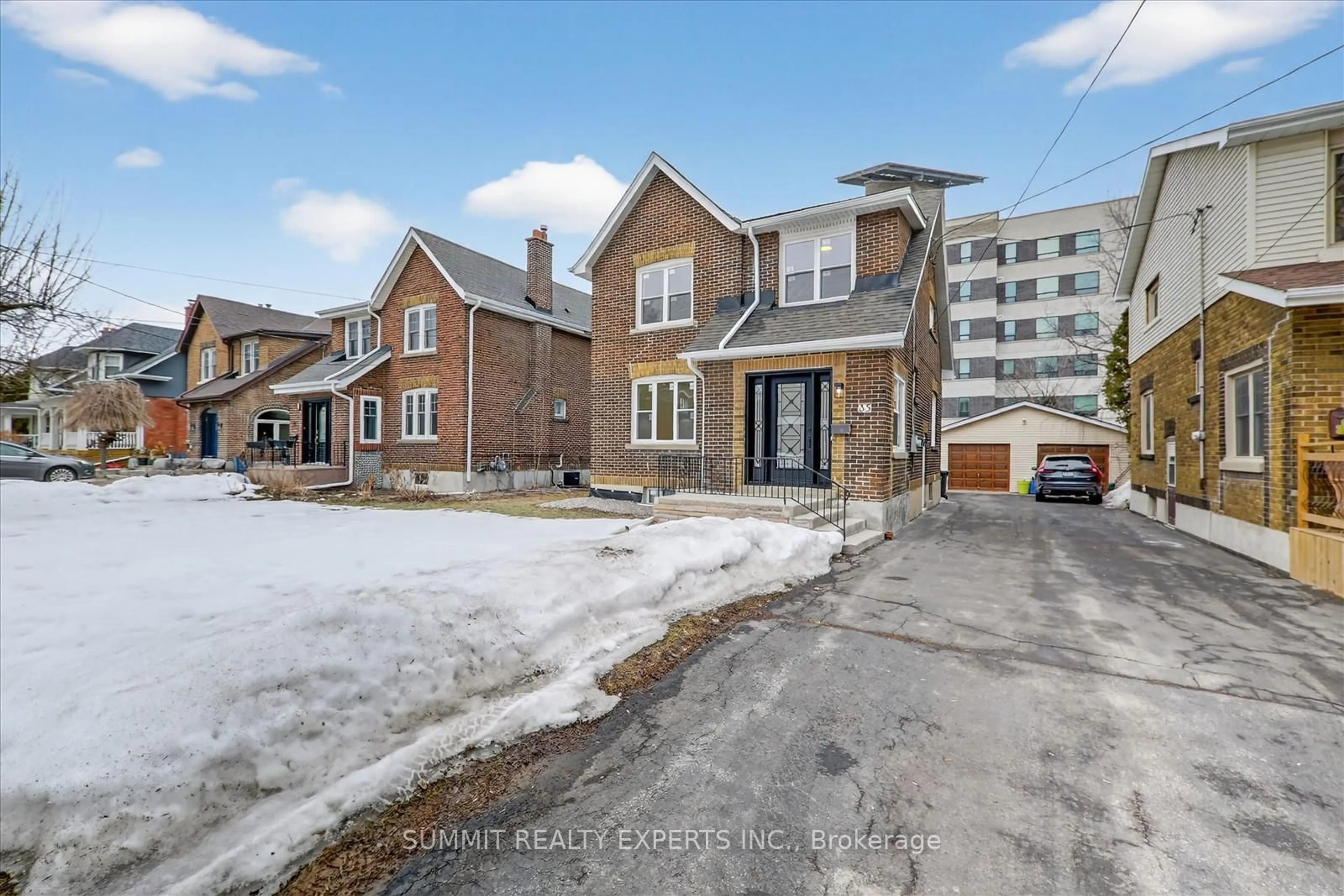 A pic from outside/outdoor area/front of a property/back of a property/a pic from drone, street for 35 Court St, Milton Ontario L9T 2S2