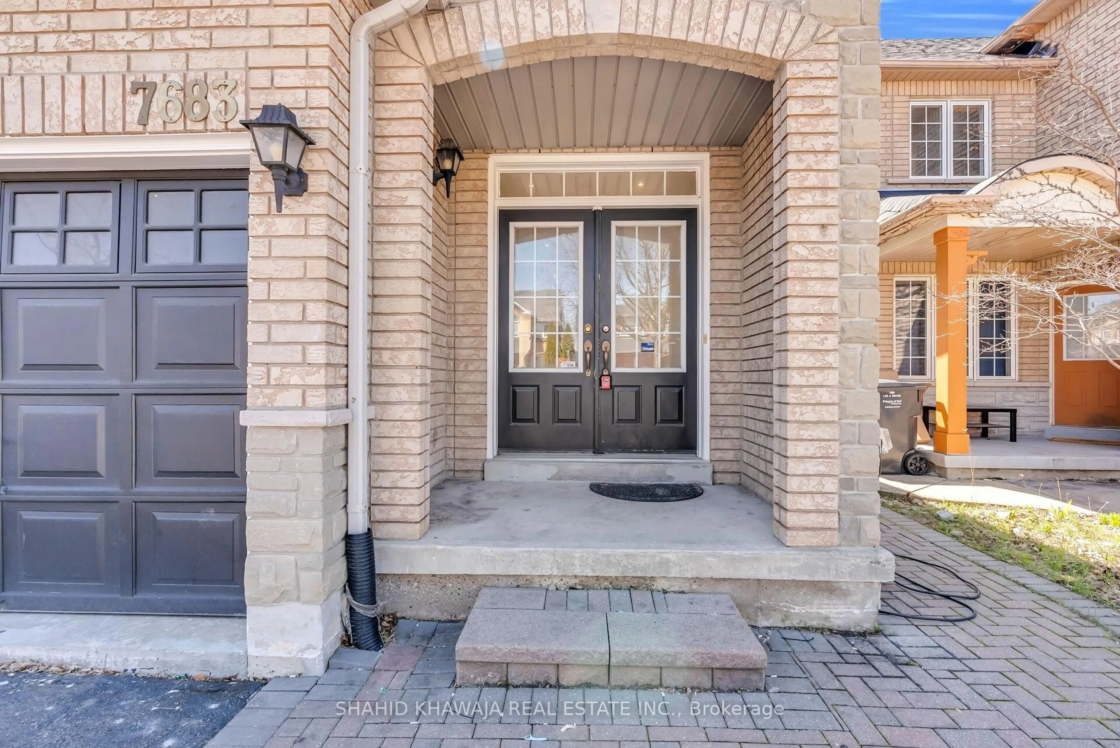 Indoor entryway for 7683 Black Walnut Tr, Mississauga Ontario L5N 8A6