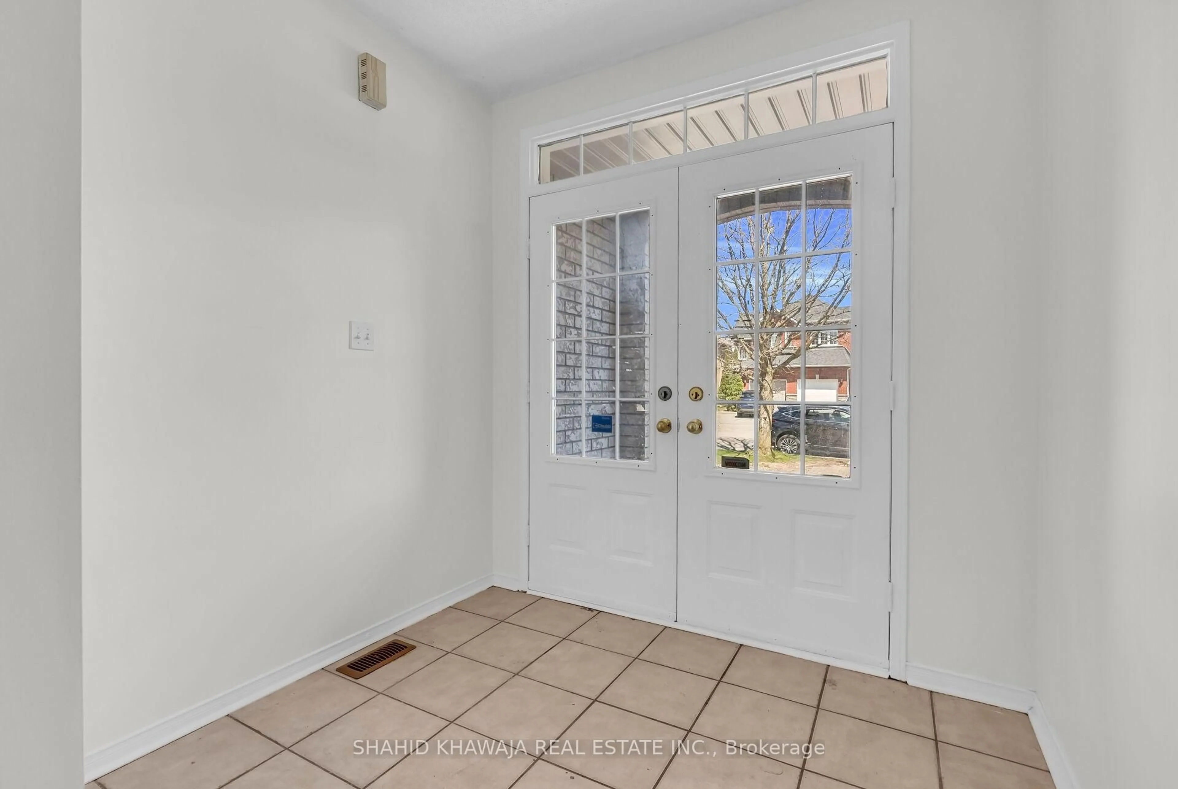 Indoor entryway for 7683 Black Walnut Tr, Mississauga Ontario L5N 8A6