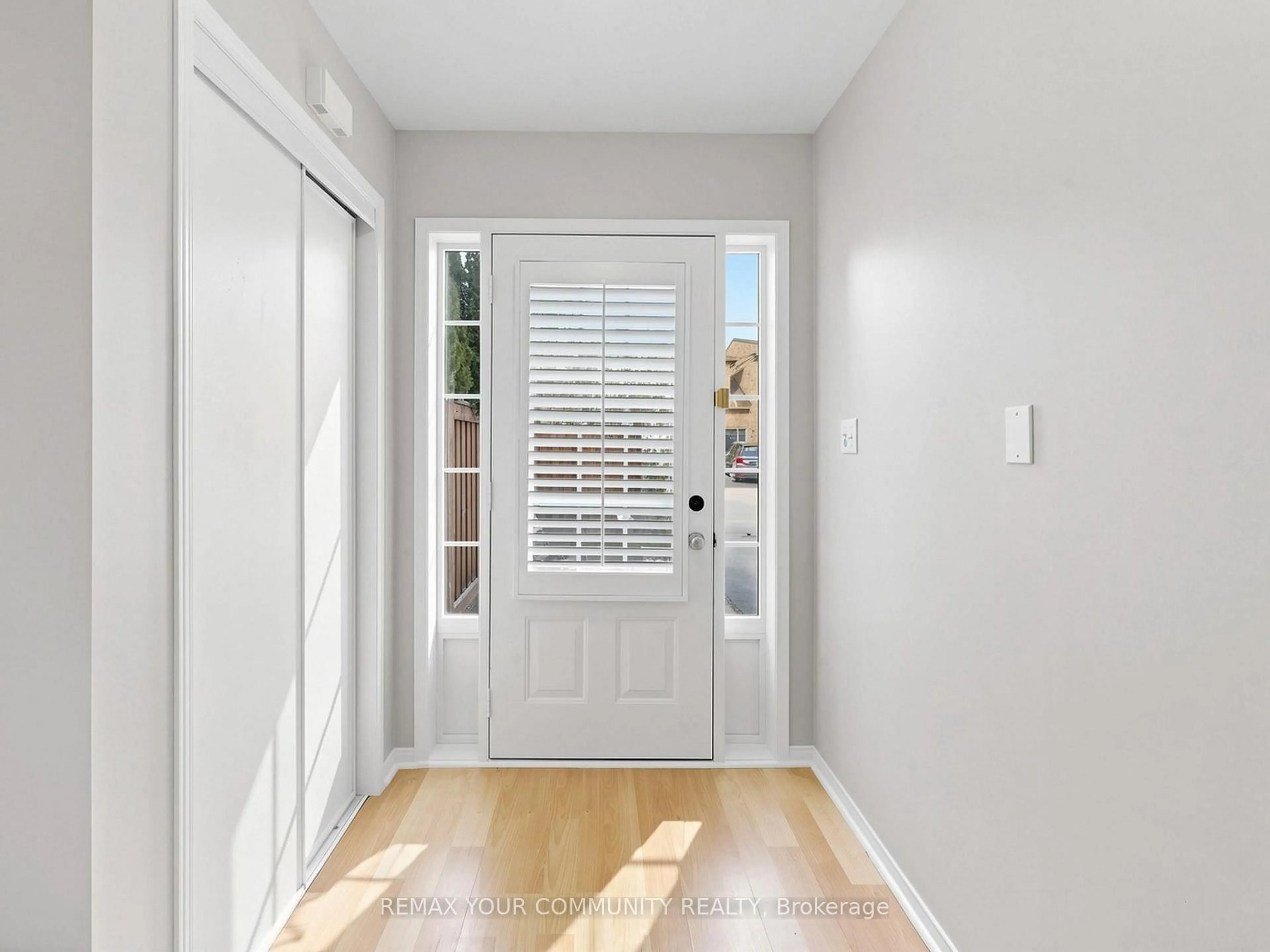Indoor entryway for 2327 Sutton Dr, Burlington Ontario L7L 6Y9