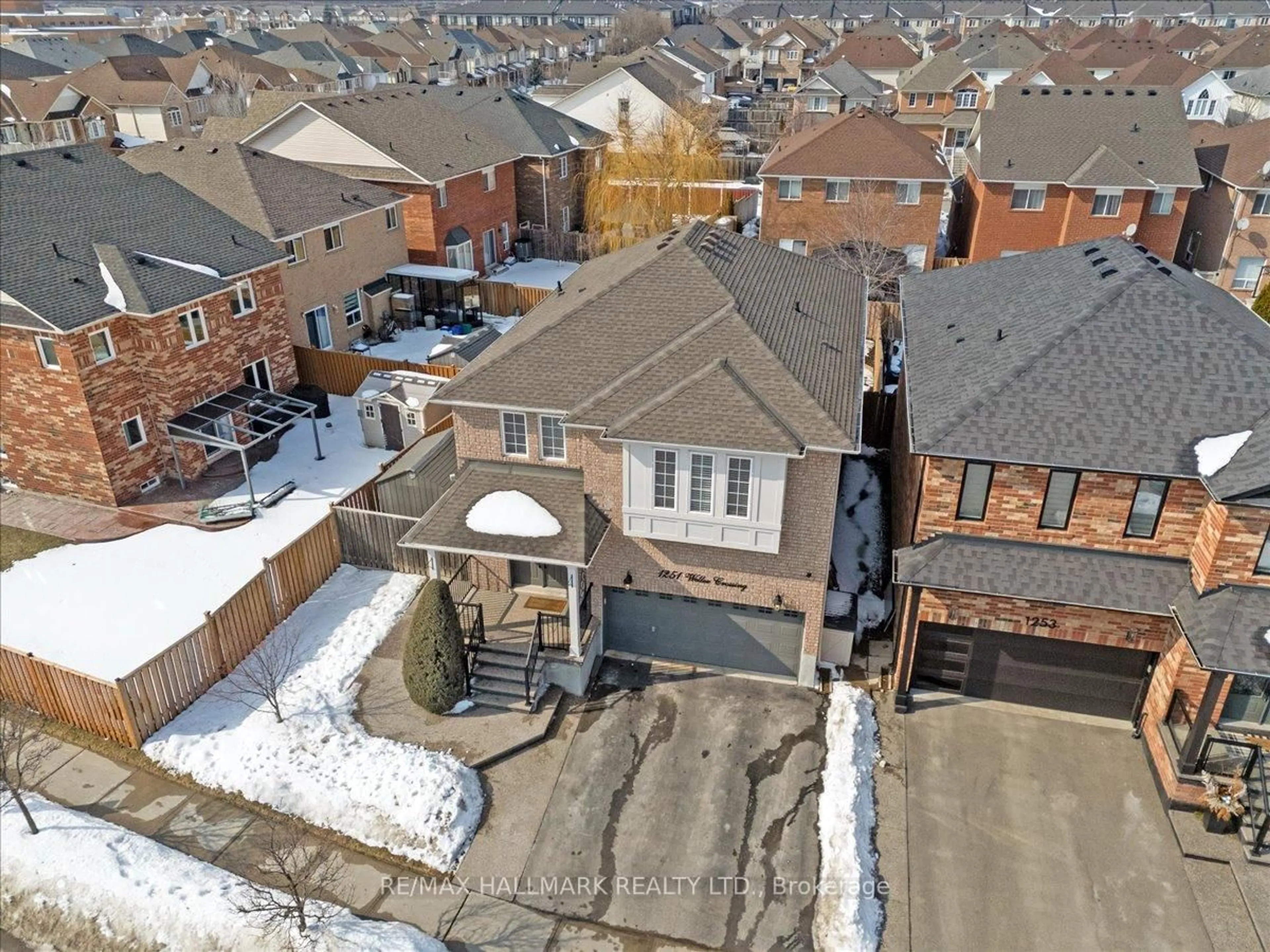 A pic from outside/outdoor area/front of a property/back of a property/a pic from drone, street for 1251 Weller Cross, Milton Ontario L9T 6J7