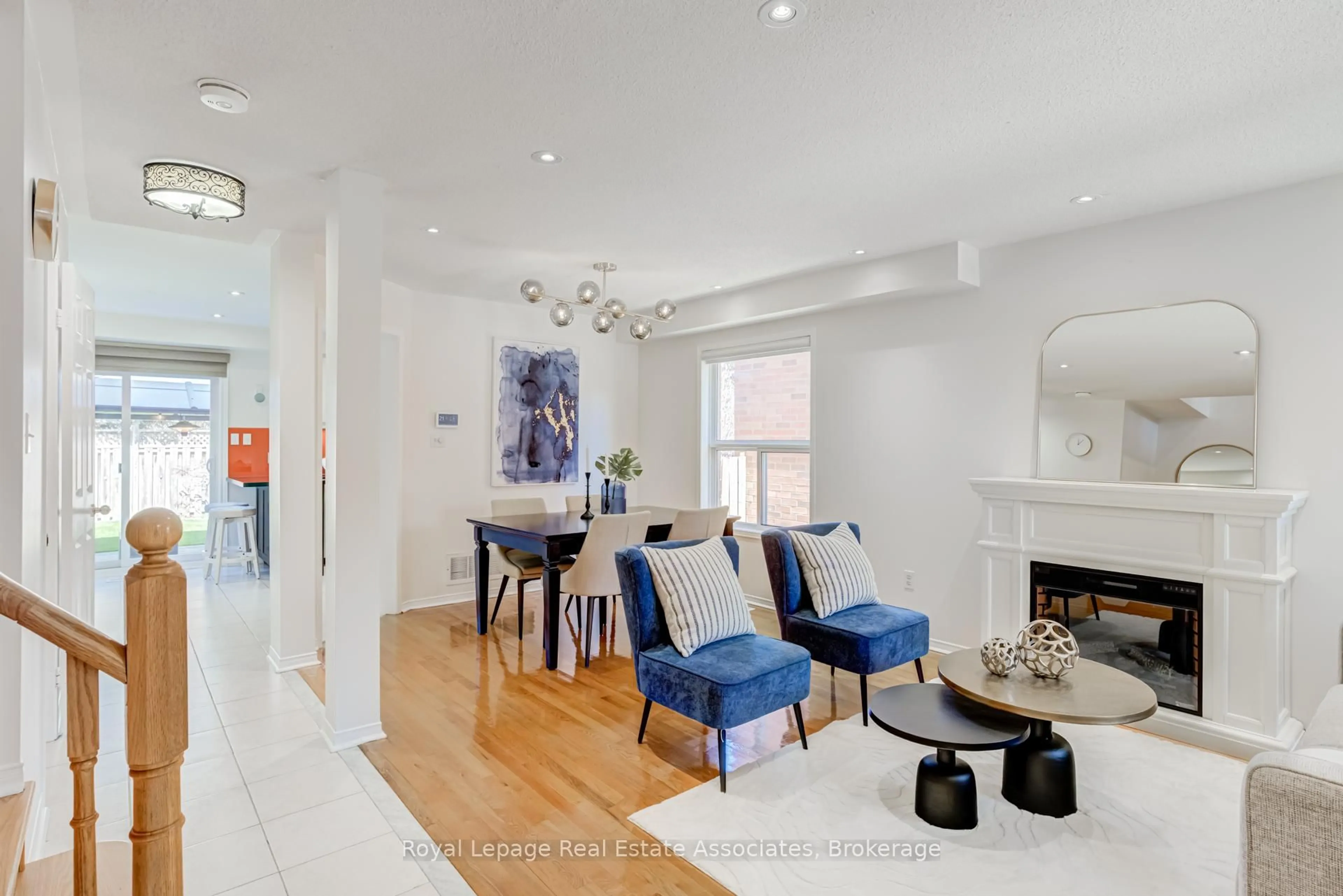 Living room with furniture, unknown for 7168 Waldorf Way, Mississauga Ontario L5N 7R3