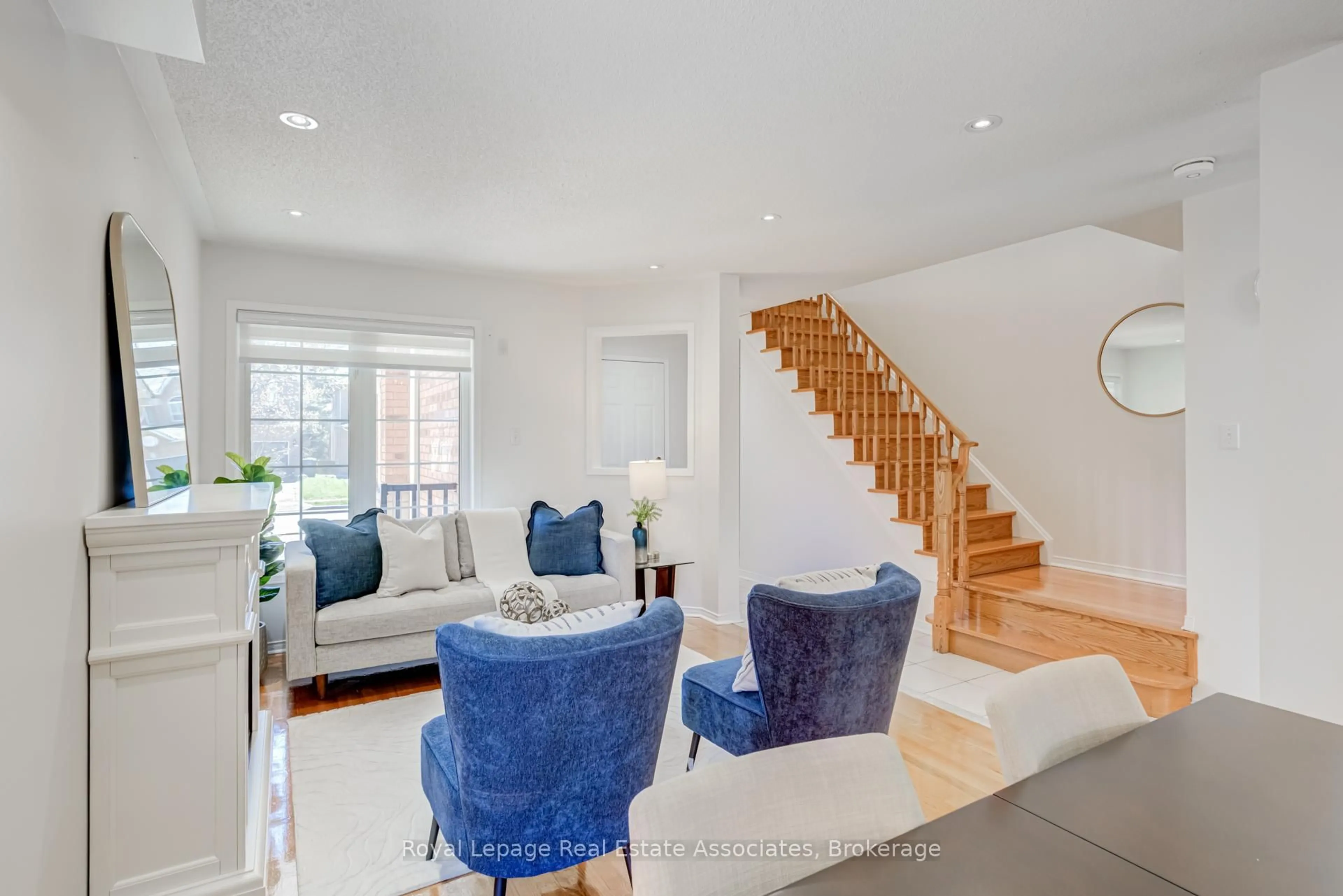 Living room with furniture, unknown for 7168 Waldorf Way, Mississauga Ontario L5N 7R3