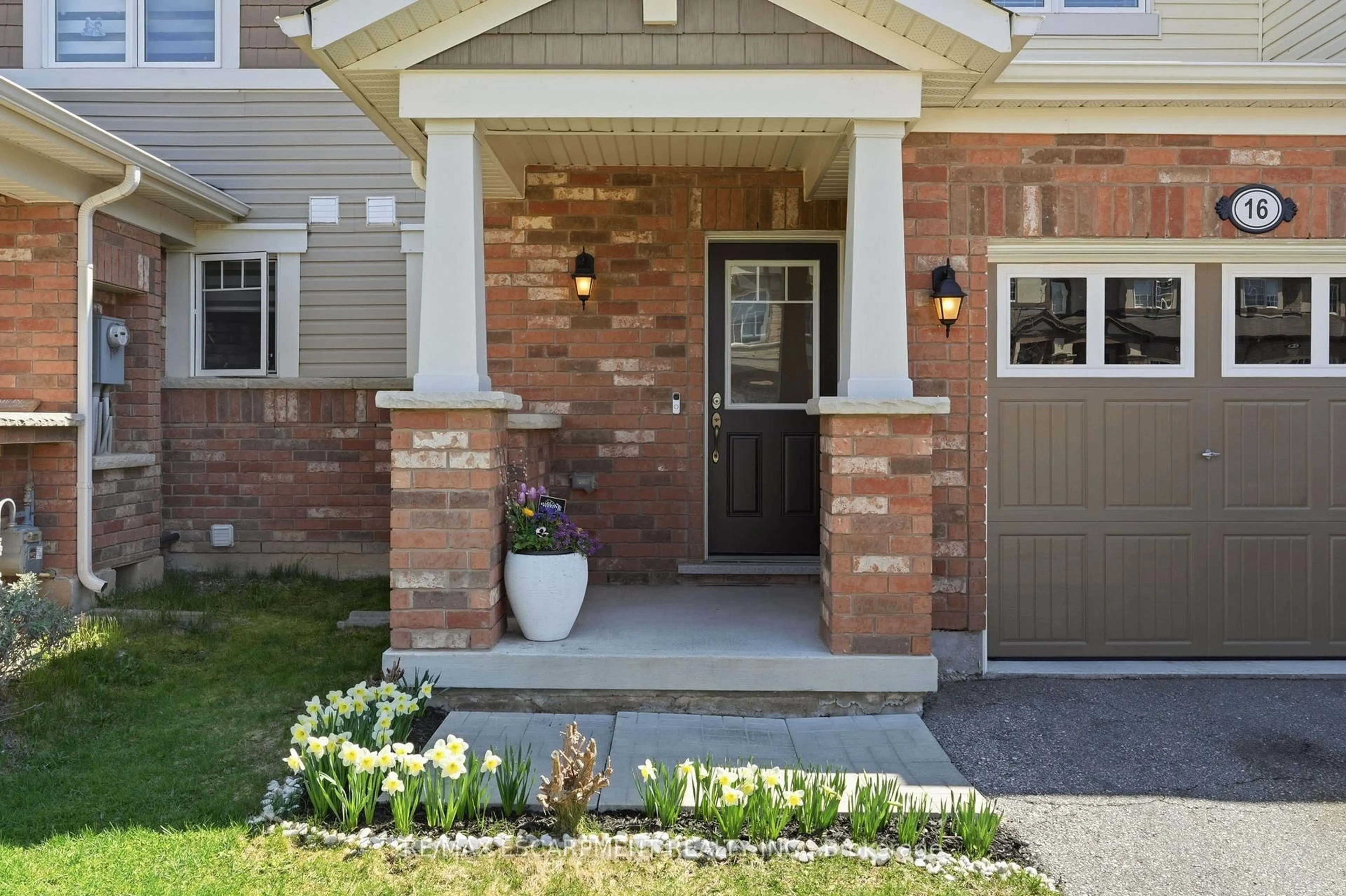 Home with brick exterior material, street for 16 Dredge Crt, Milton Ontario L9T 8T1