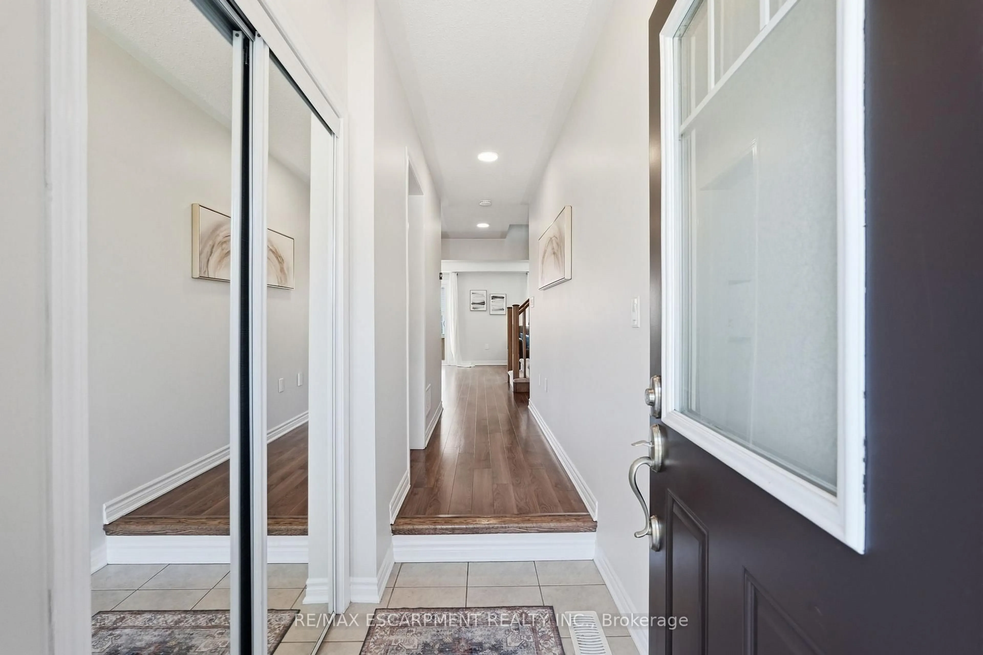 Indoor entryway for 16 Dredge Crt, Milton Ontario L9T 8T1