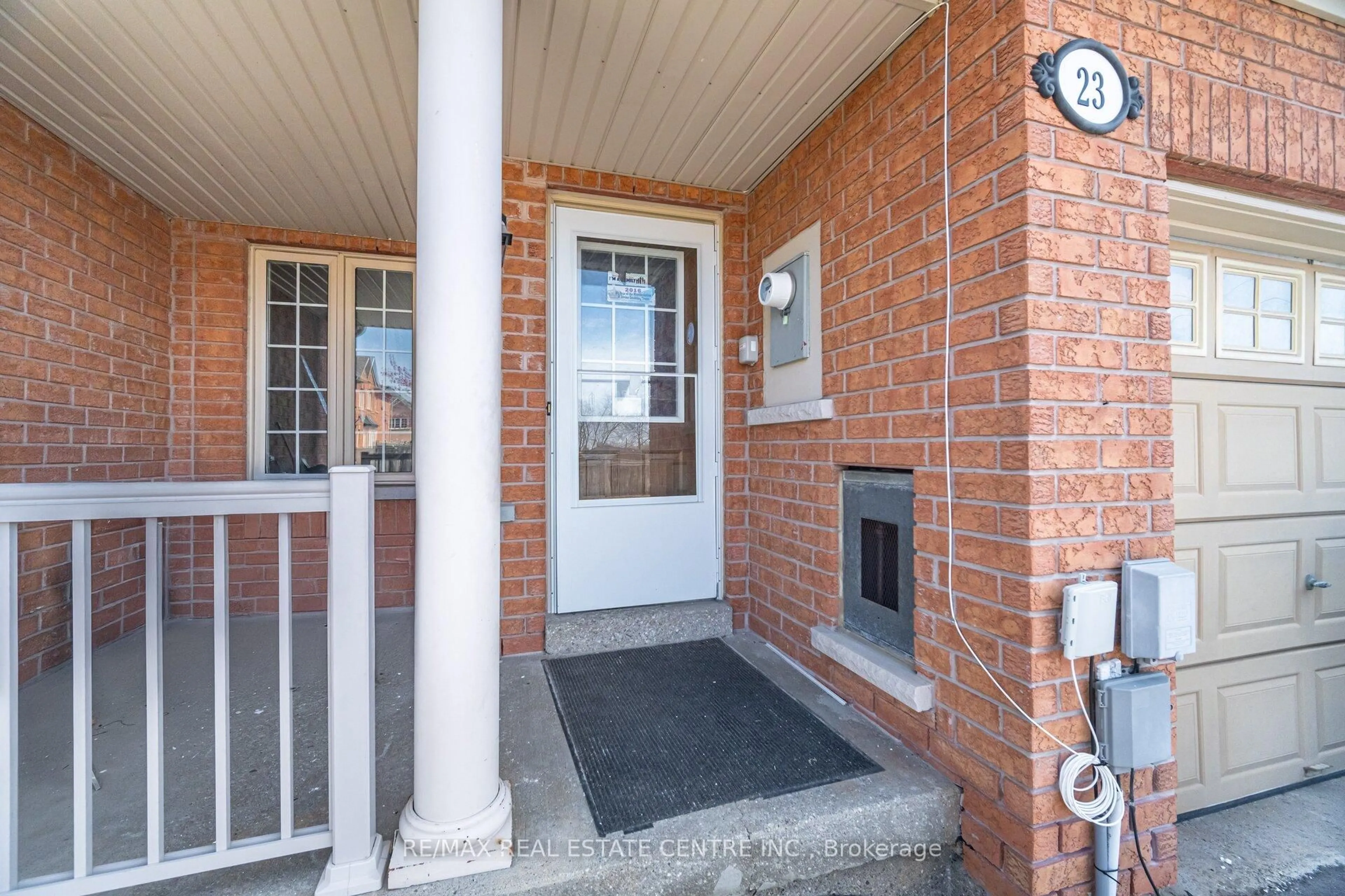 Indoor entryway for 23 Brucewood Rd, Brampton Ontario L6R 3N1