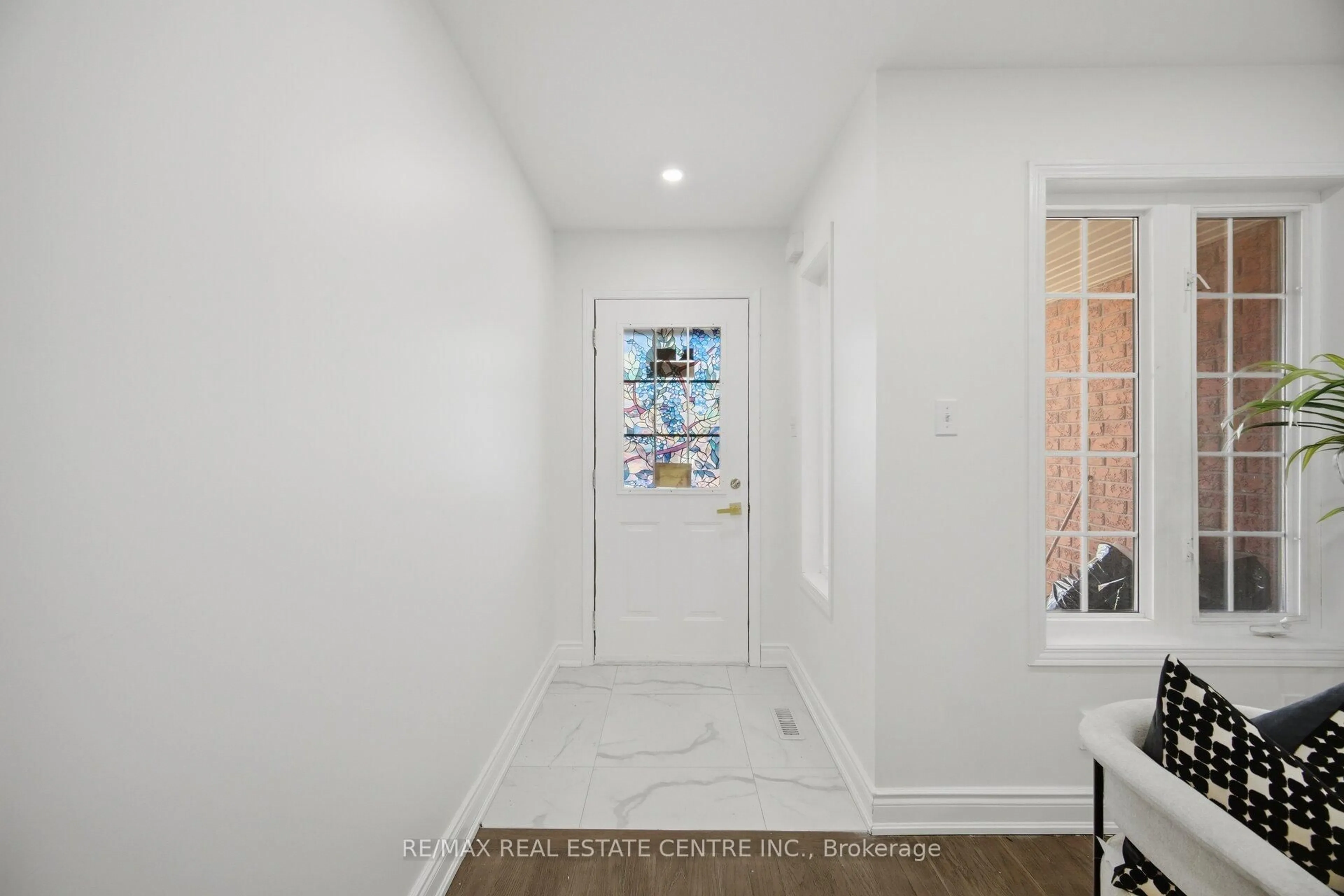 Indoor entryway for 23 Brucewood Rd, Brampton Ontario L6R 3N1