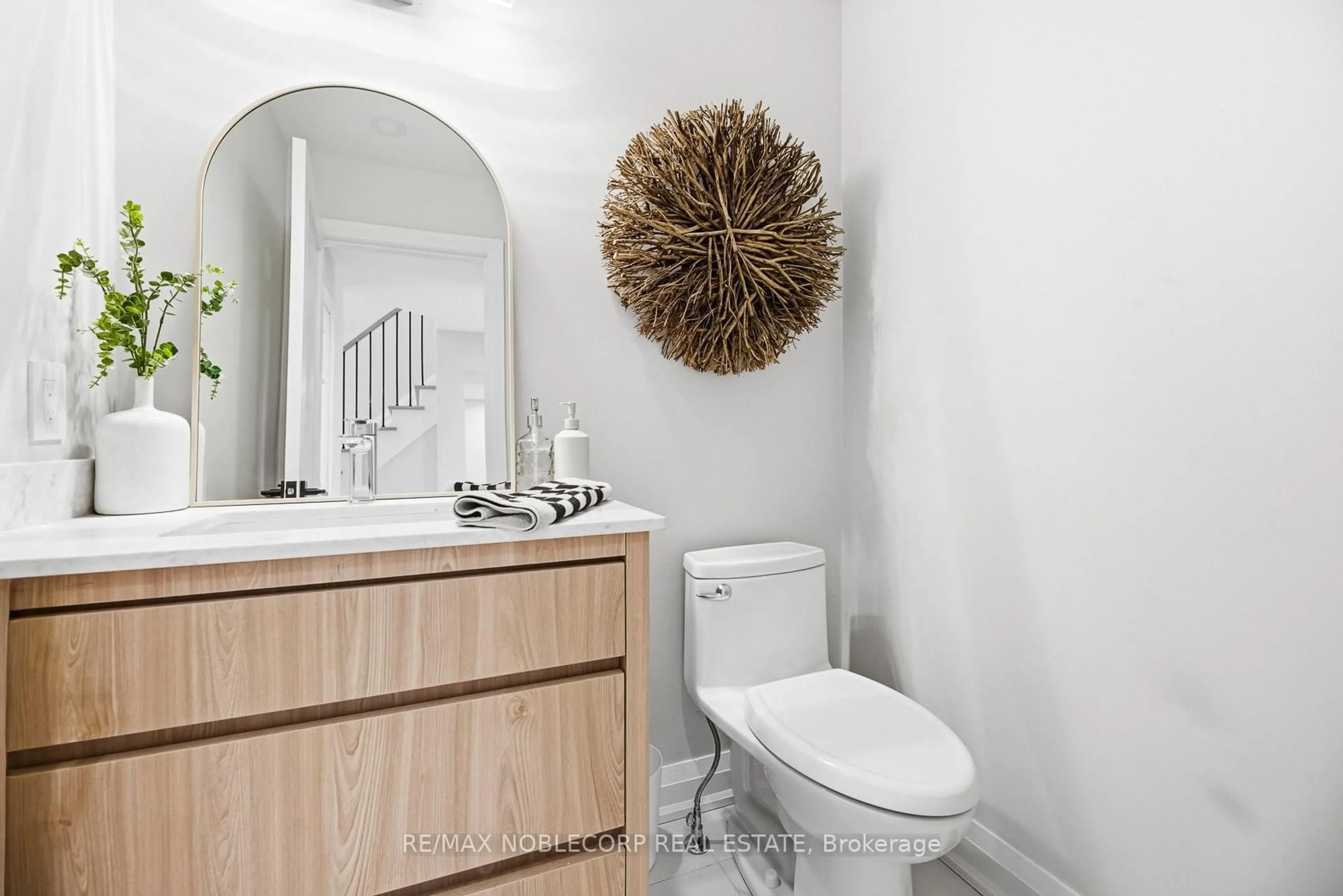 Standard bathroom, unknown for 17 Senator Way, Caledon Ontario L7E 2R9