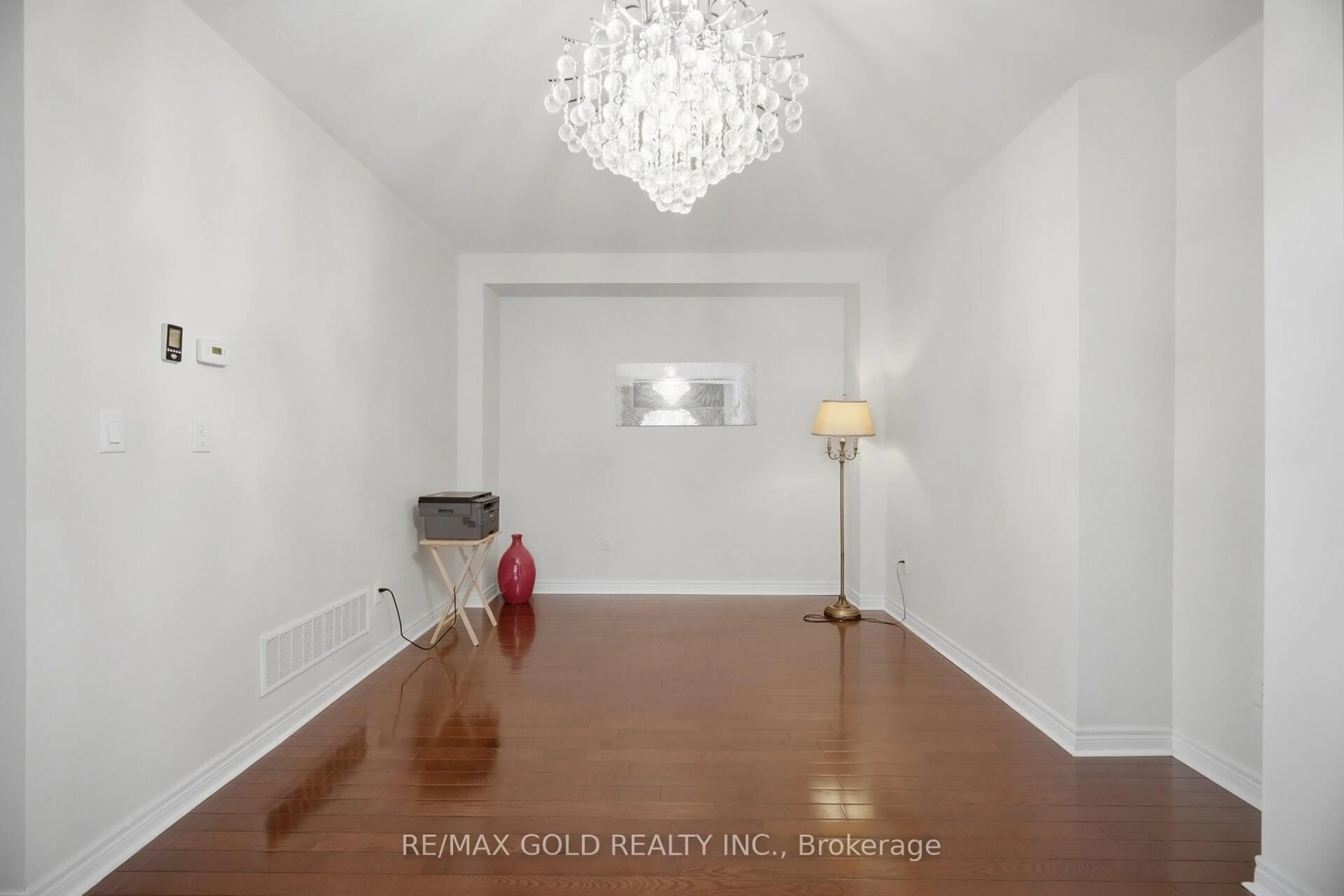 Indoor entryway for 15 Perdita Rd, Brampton Ontario L6Y 6B1