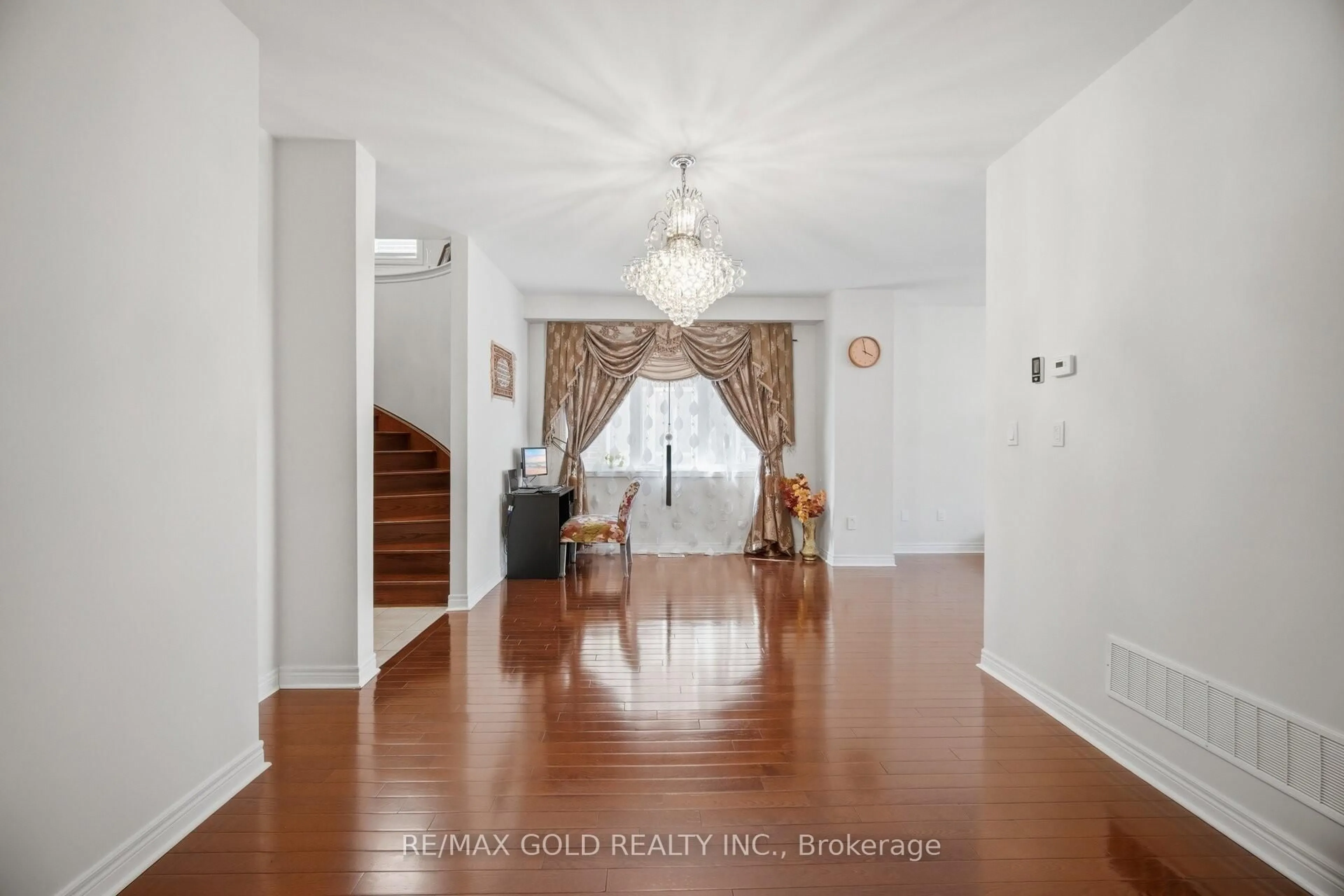 Indoor entryway for 15 Perdita Rd, Brampton Ontario L6Y 6B1