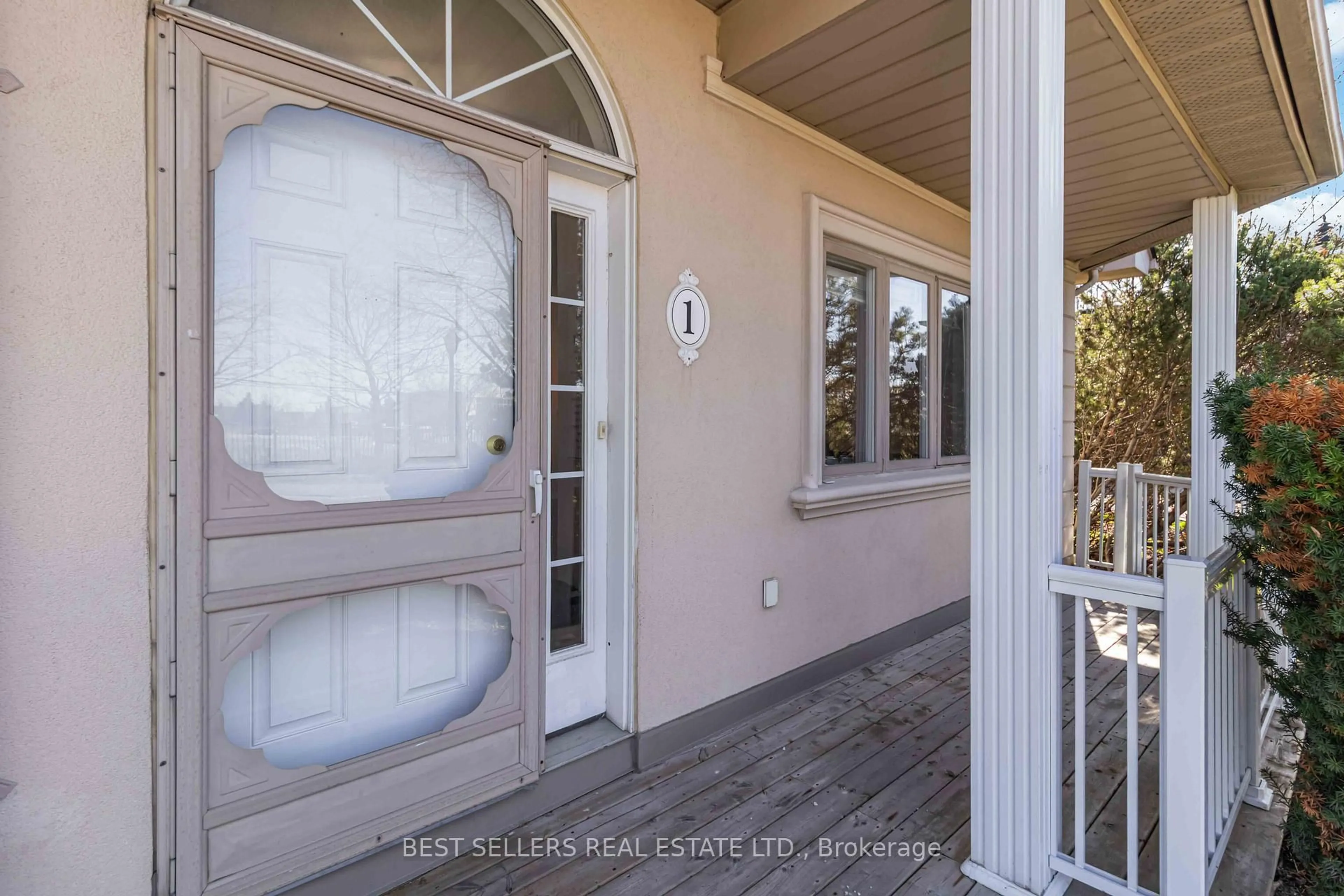 Indoor entryway for 1 Ferndown Cres #1, Brampton Ontario L6P 1C3