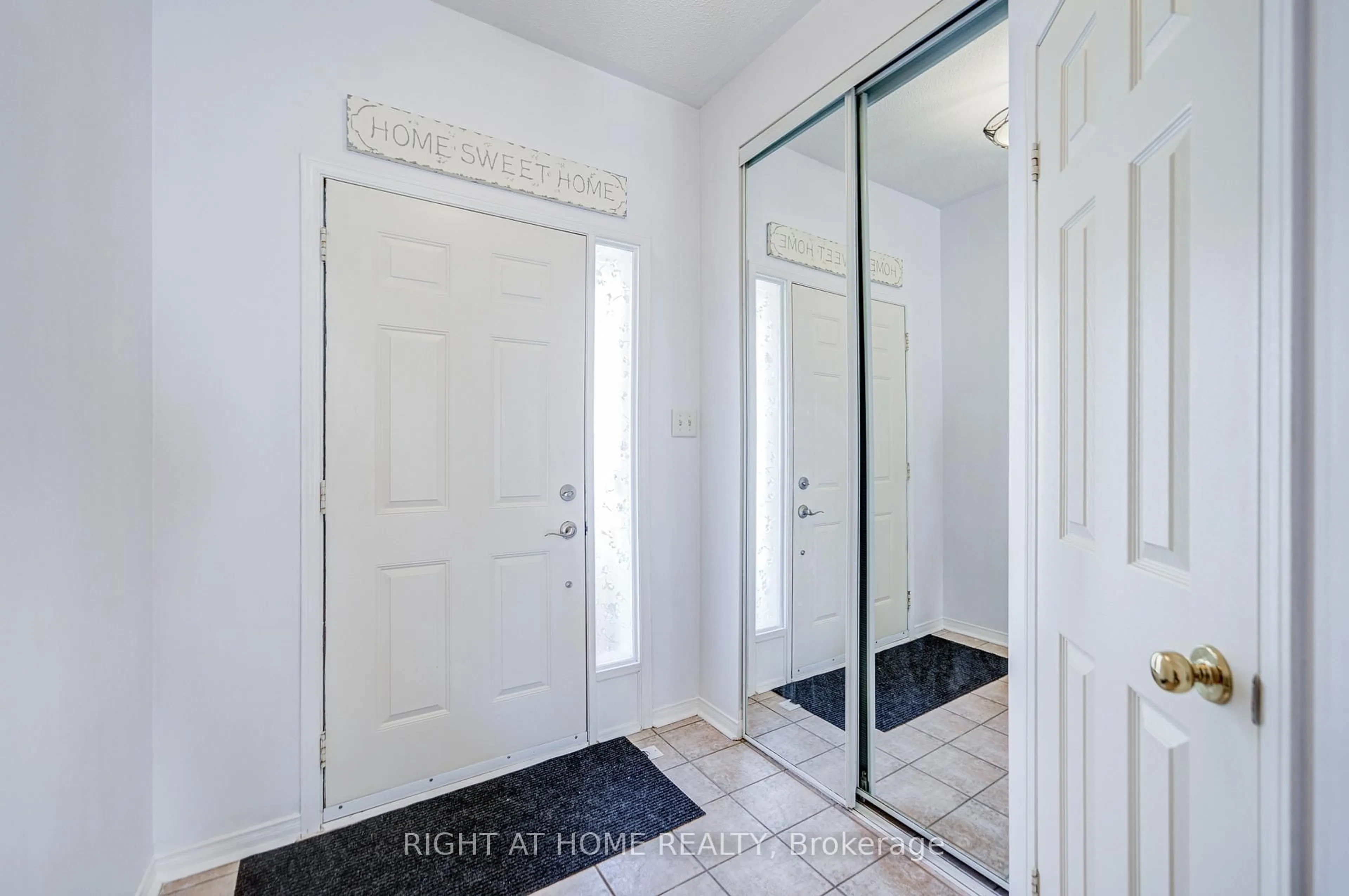Indoor entryway for 1222 Parkwest Pl #34, Mississauga Ontario L5E 3K9