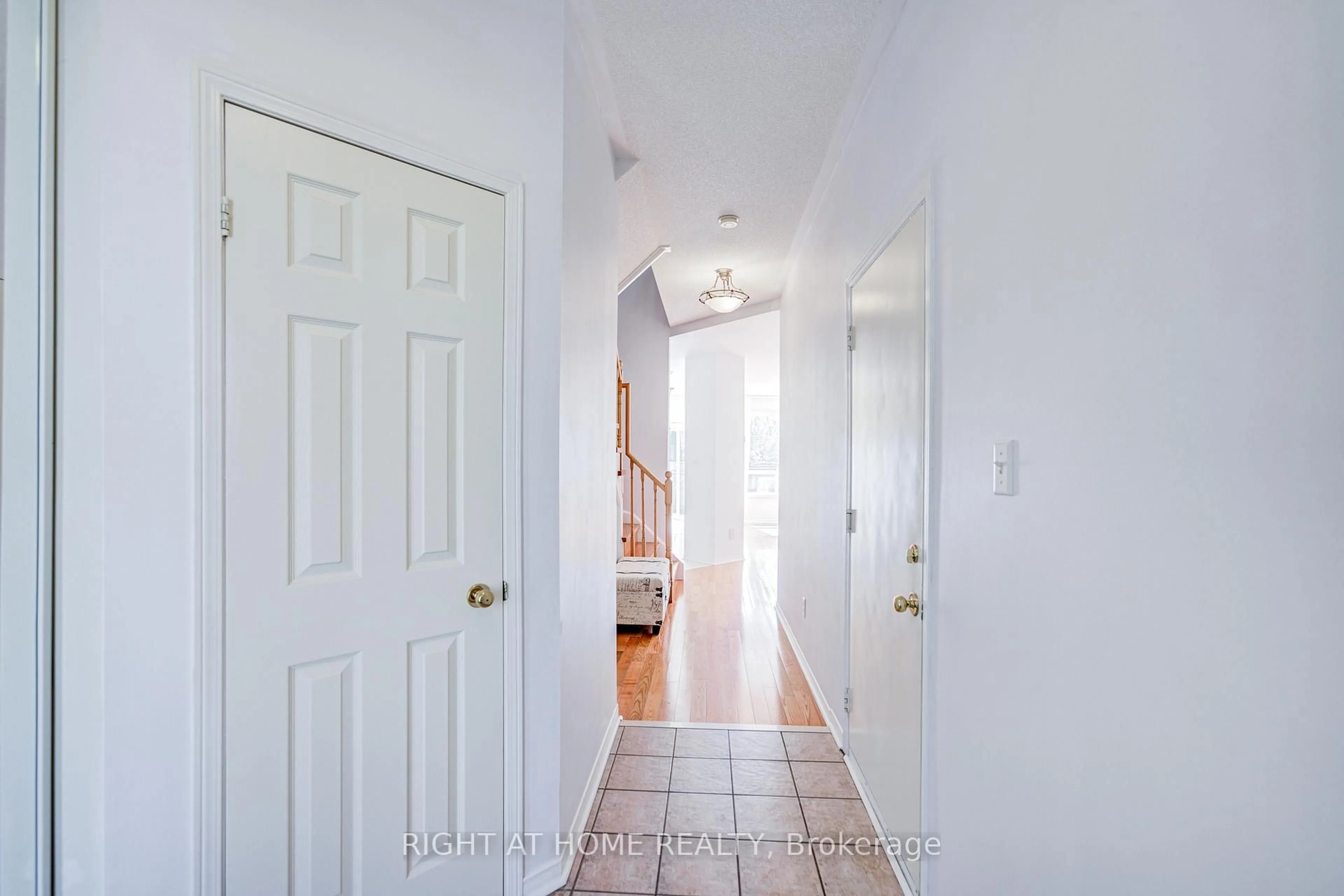 Indoor entryway for 1222 Parkwest Pl #34, Mississauga Ontario L5E 3K9