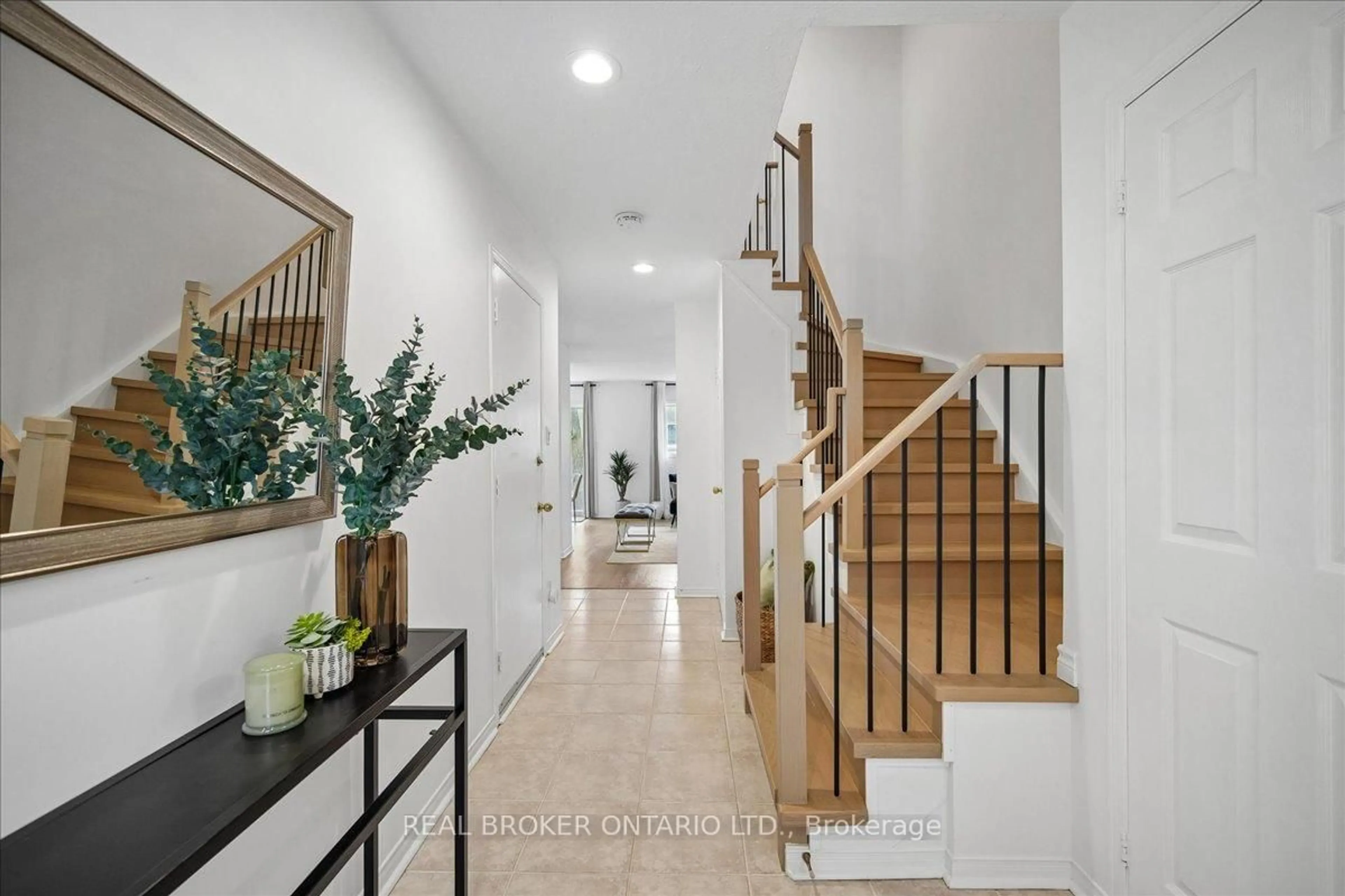 Indoor entryway for 1385 Lakeshore Rd #Unit 7, Mississauga Ontario L5J 4T6