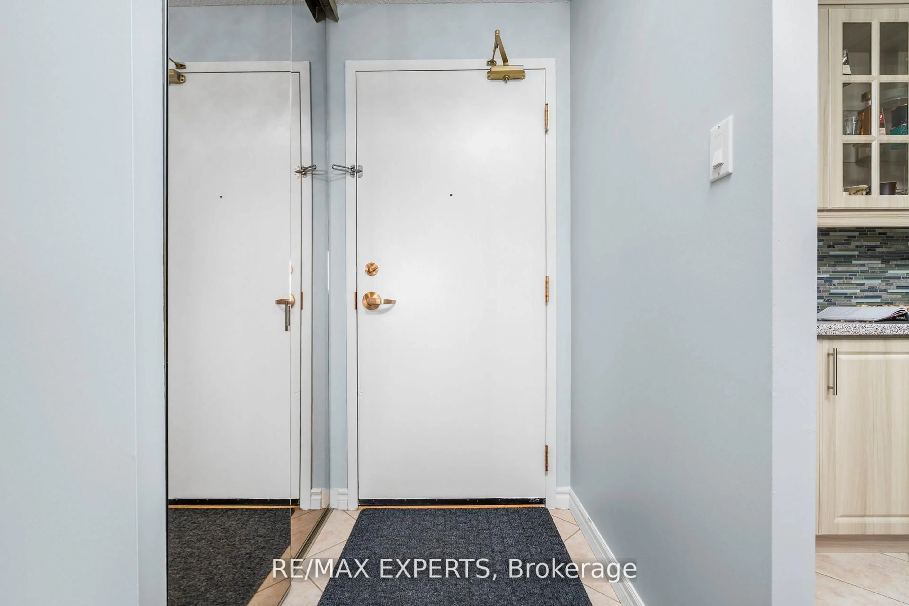 Indoor entryway for 10 Dayspring Circ #406, Brampton Ontario L6P 1B9